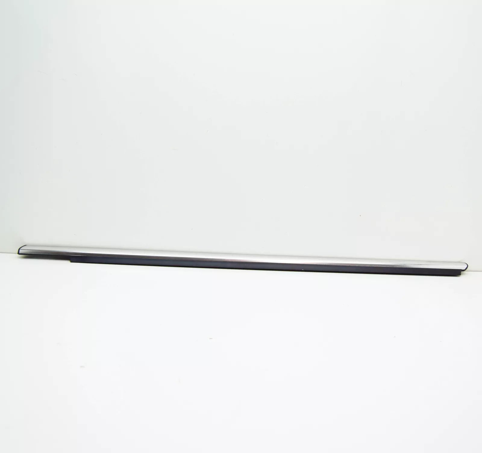 NEW MERCEDES-BENZ ML W164 FRONT LEFT DOOR WINDOW TRIM STRIP A1646907380 ORIGINAL