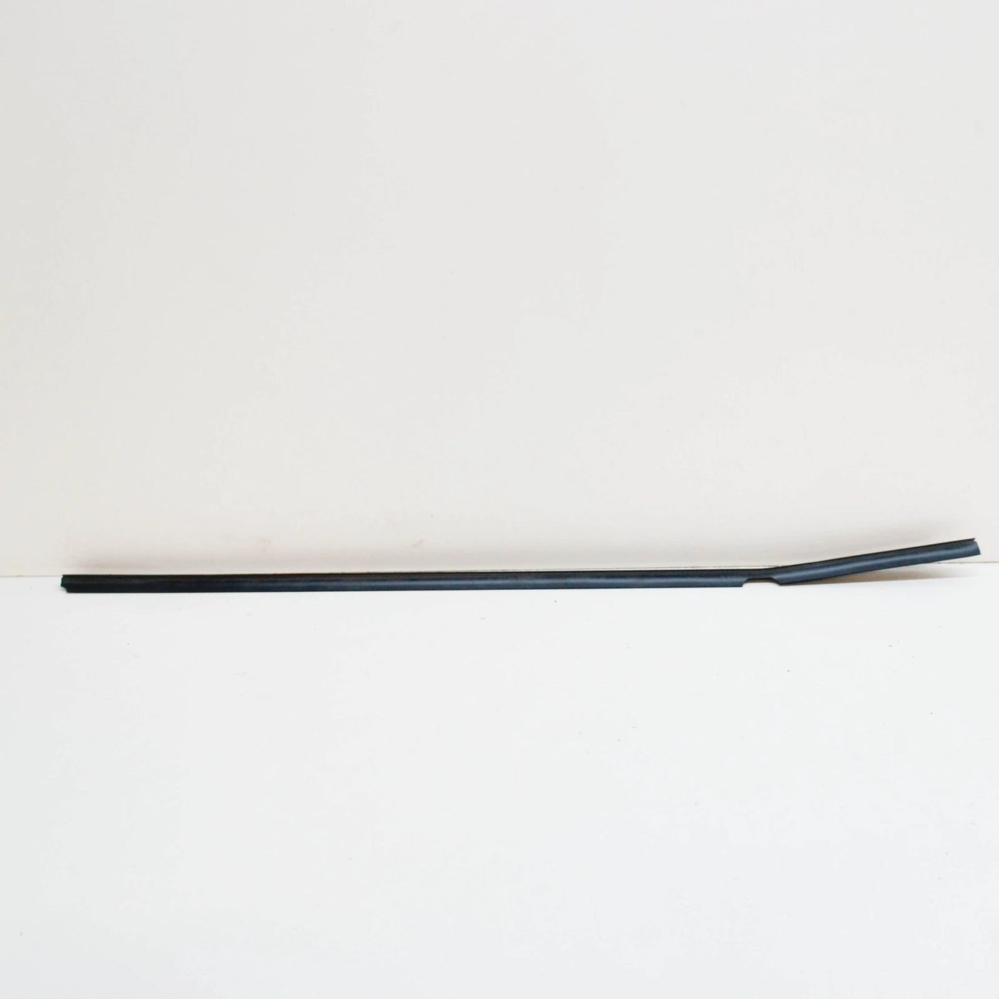 NEW BMW 5 E28 REAR RIGHT DOOR OUTER WEATHERSTRIP 51221864290 ORIGINAL