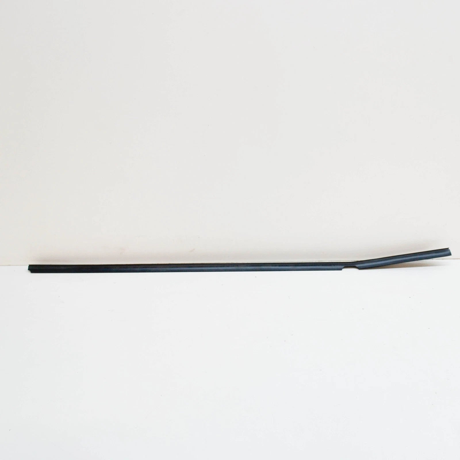 NEW BMW 5 E28 REAR RIGHT DOOR OUTER WEATHERSTRIP 51221864290 ORIGINAL