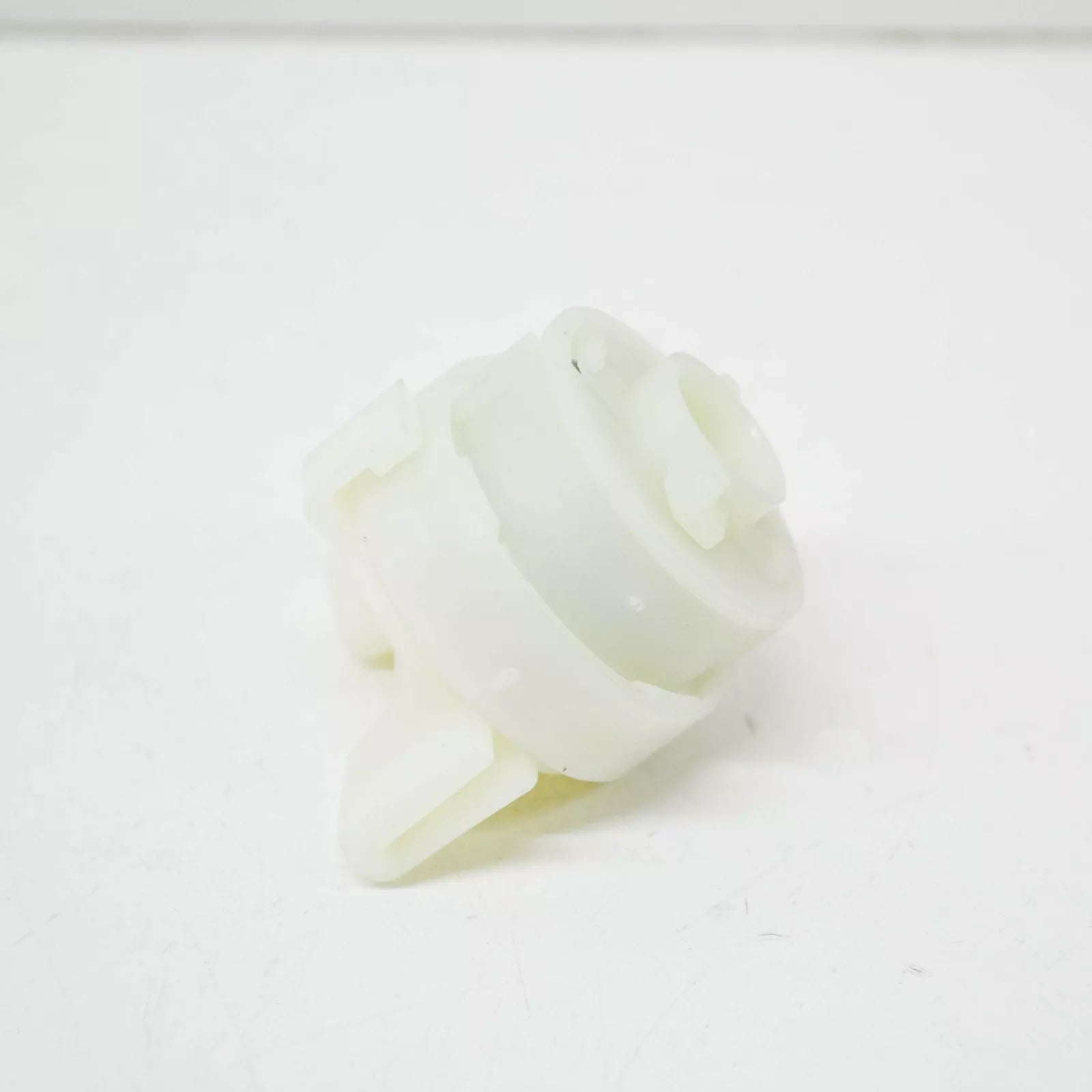 NEW VW TOURAN 5T MK2 REAR OUTER TAIL LIGHT SECURING ELEMENT 5TA945300