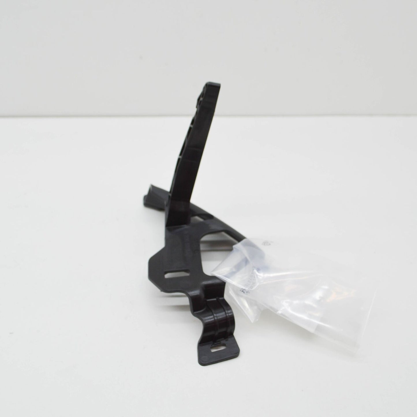 NEW MERCEDES-BENZ C W206 AMG RADIATOR GRILLE RIGHT BRACKET A2068886000 ORIGINAL