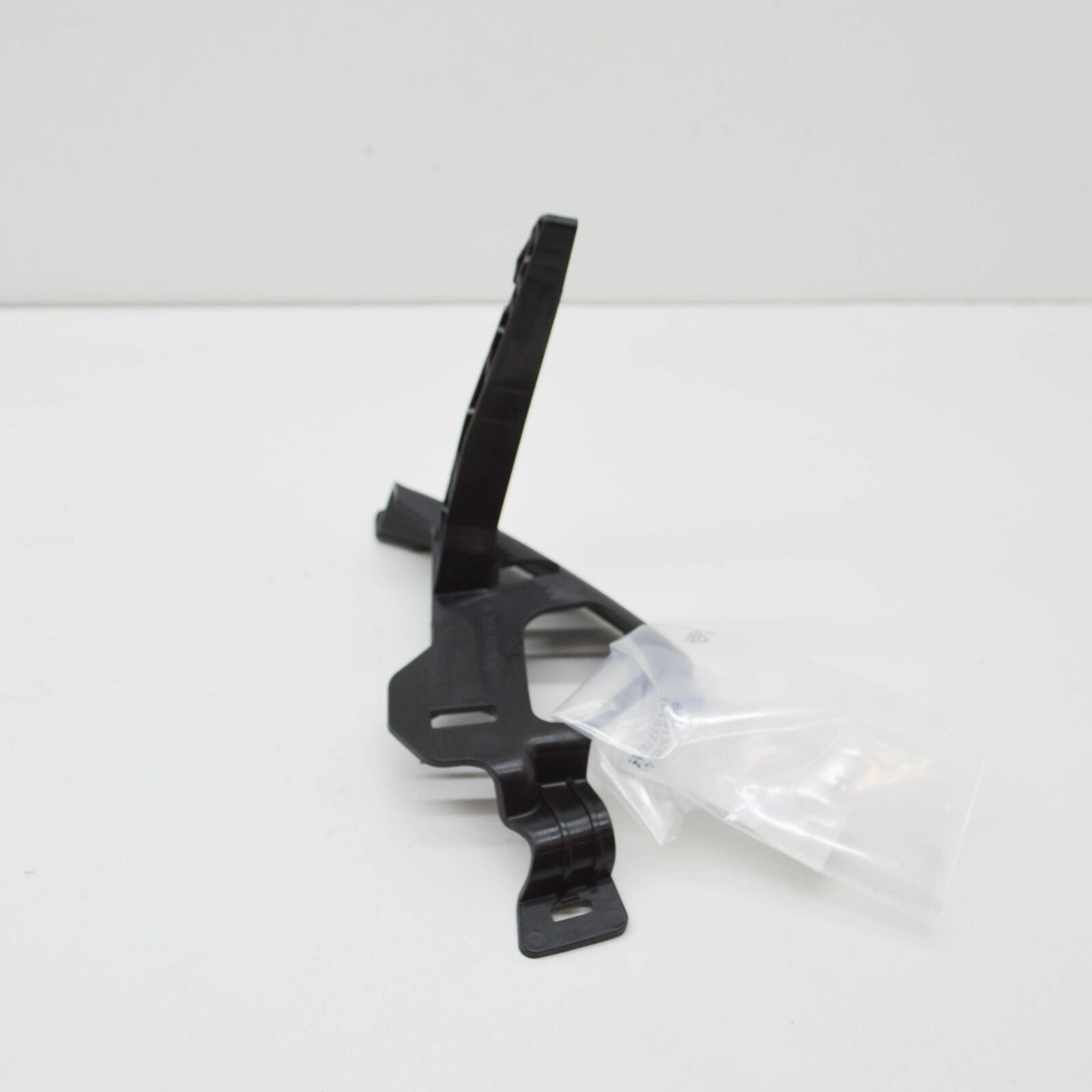 NEW MERCEDES-BENZ C W206 AMG RADIATOR GRILLE RIGHT BRACKET A2068886000 ORIGINAL