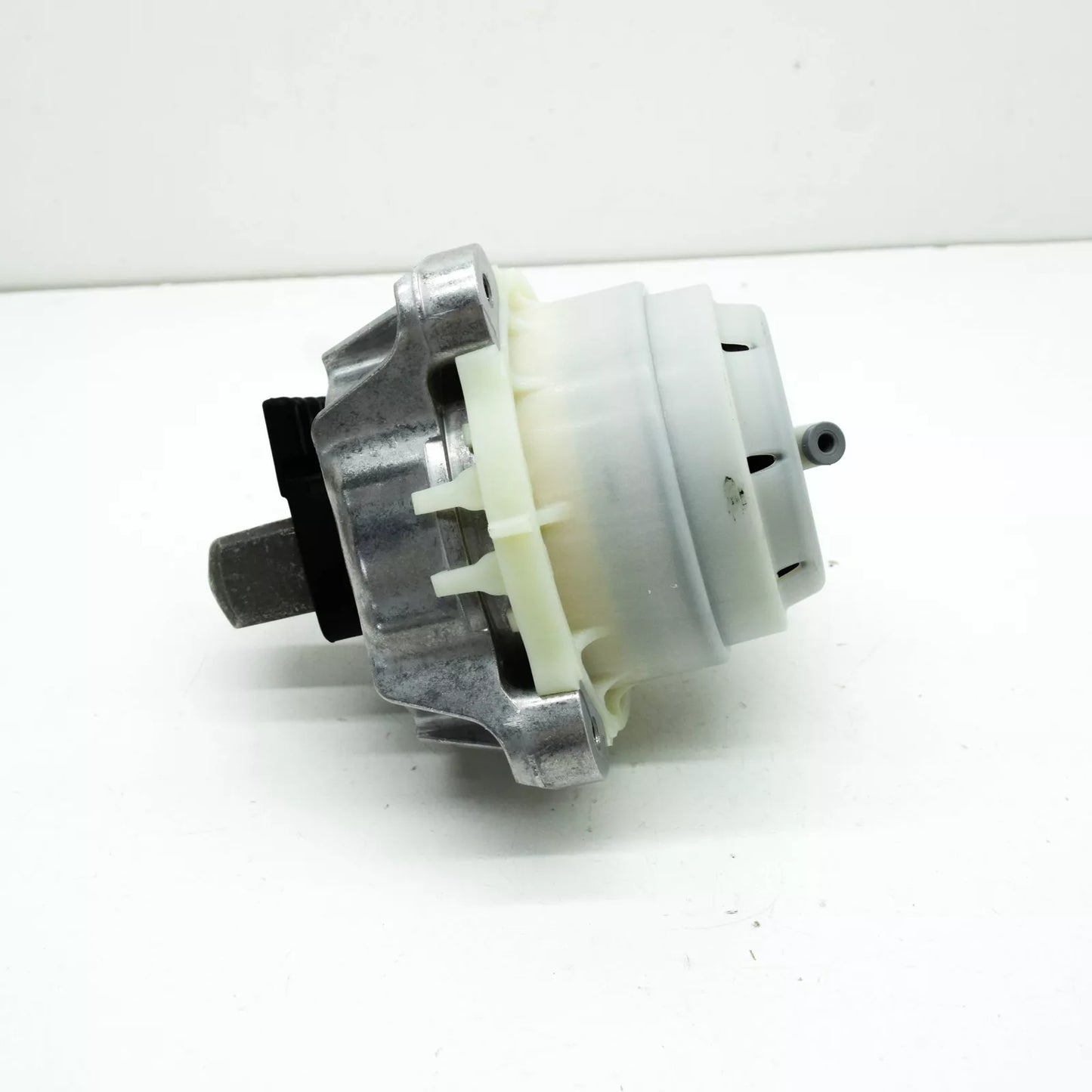 NEW BMW 5 G30 RIGHT SIDE ENGINE MOUNT 22116860486 ORIGINAL