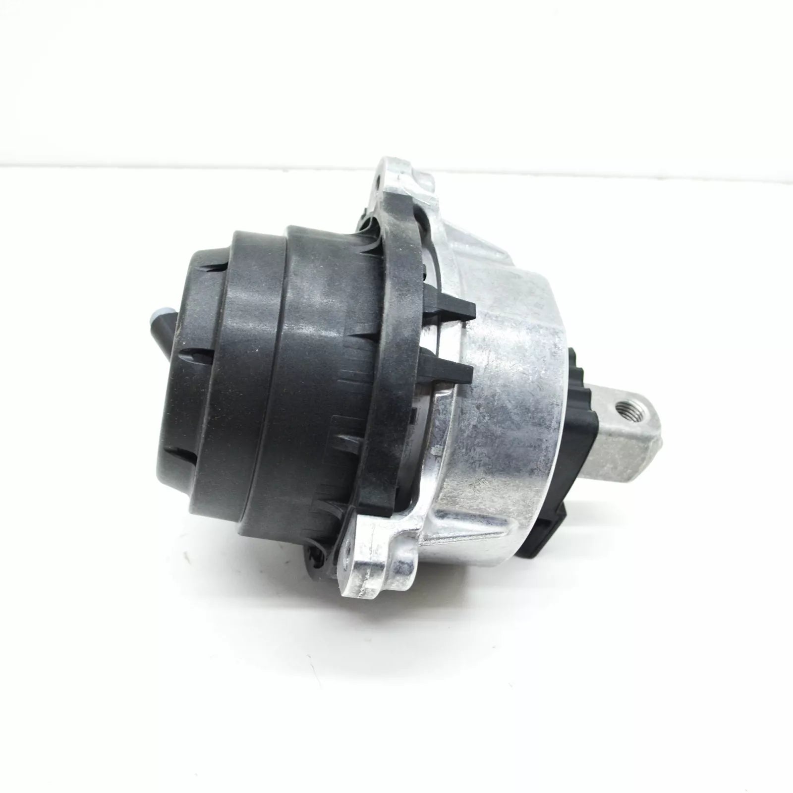 NEW BMW 5 G30 RIGHT SIDE ENGINE MOUNT BRACKET 22116860478 6860478 ORIGINAL