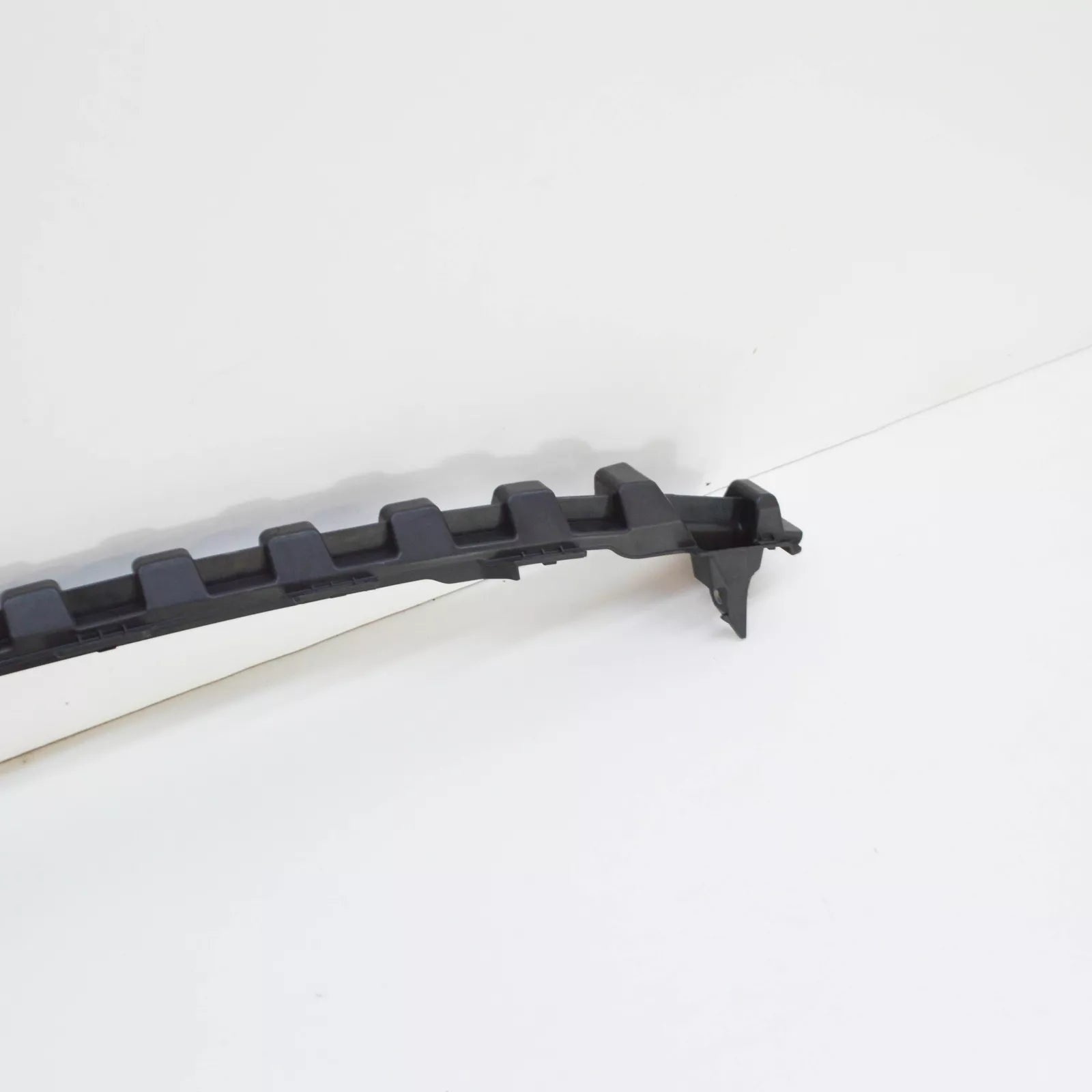 NEW MERCEDES-BENZ C-CLASS W204 FRONT BUMPER LOWER BRACKET A2048852765 ORIGINAL