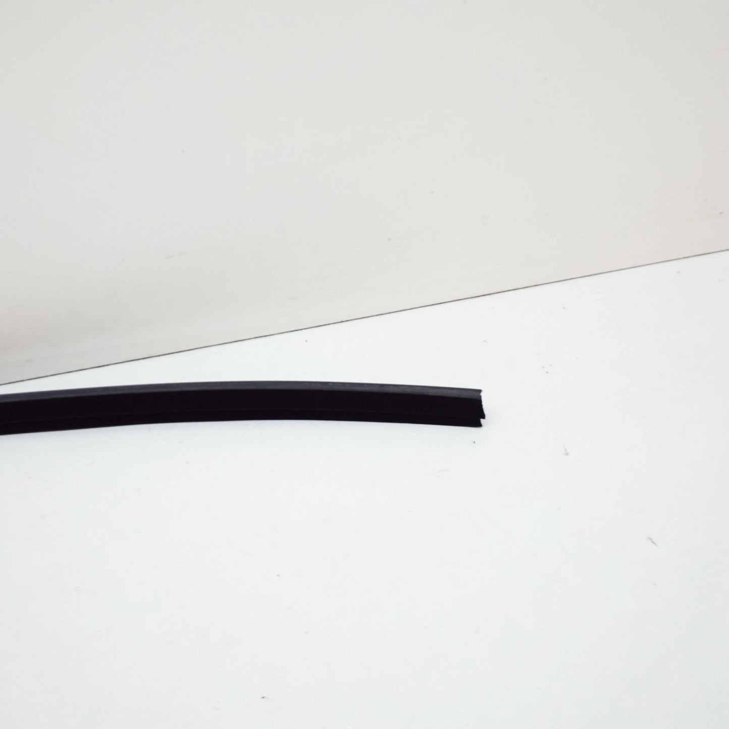 NEW AUDI A3 8P FRONT LEFT OUTER WINDOW APERTURE SEAL 8P3837479D