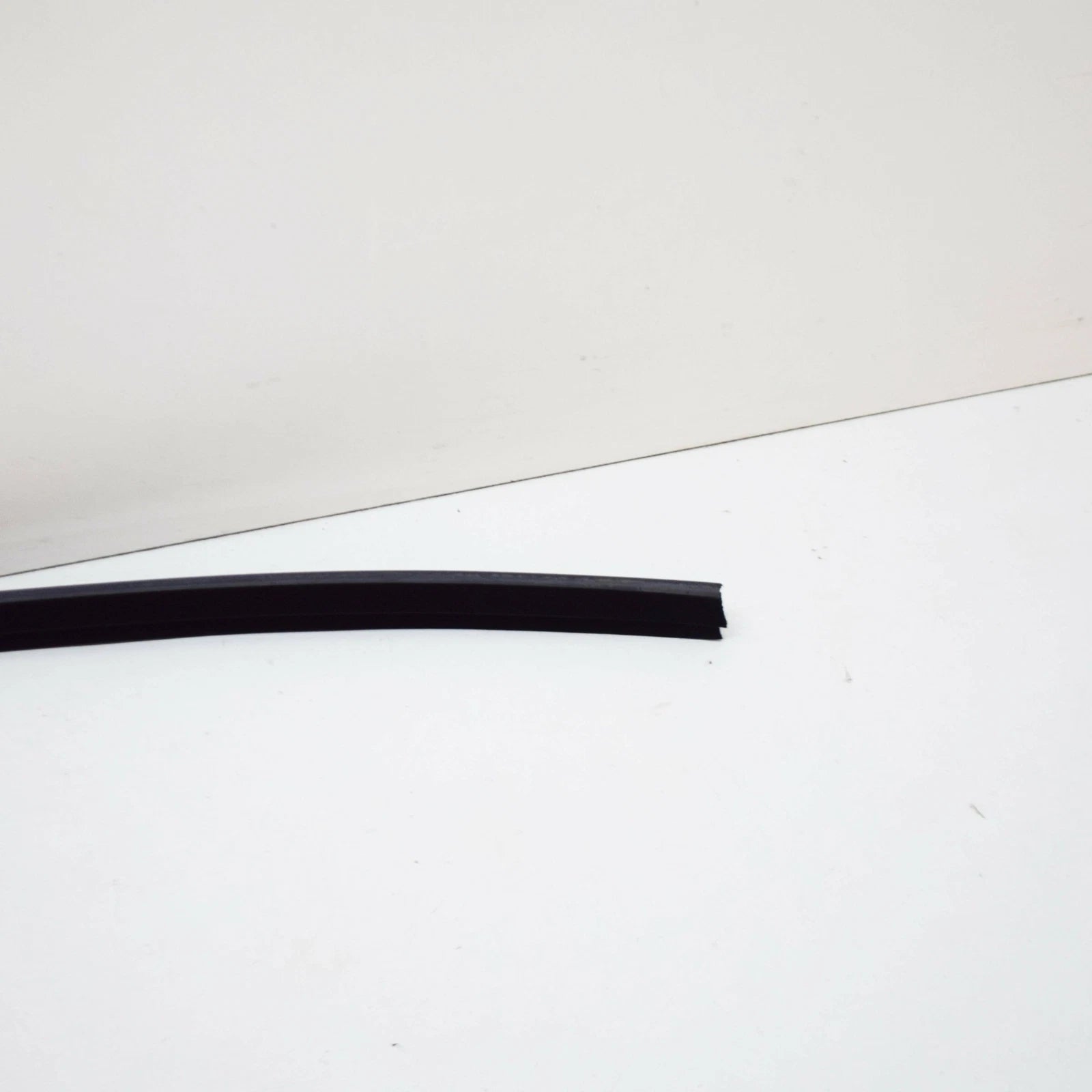 NEW AUDI A3 8P FRONT LEFT OUTER WINDOW APERTURE SEAL 8P3837479D