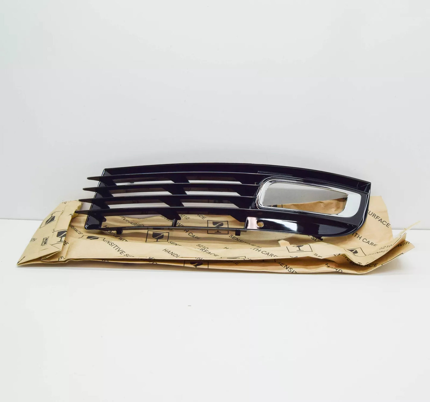 NEW AUDI A8 D3 4E FRONT BUMPER LEFT FOG LIGHT GRILLE 4E0807679A ORIGINAL