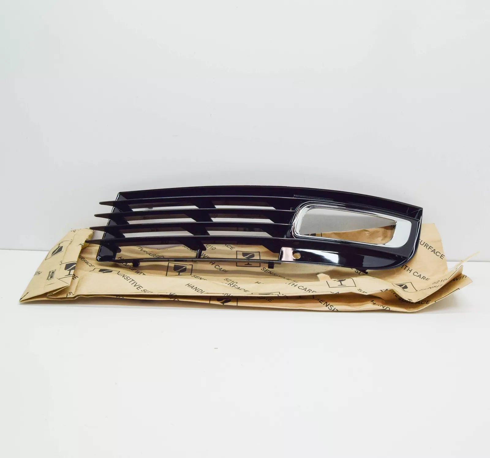 NEW AUDI A8 D3 4E FRONT BUMPER LEFT FOG LIGHT GRILLE 4E0807679A ORIGINAL