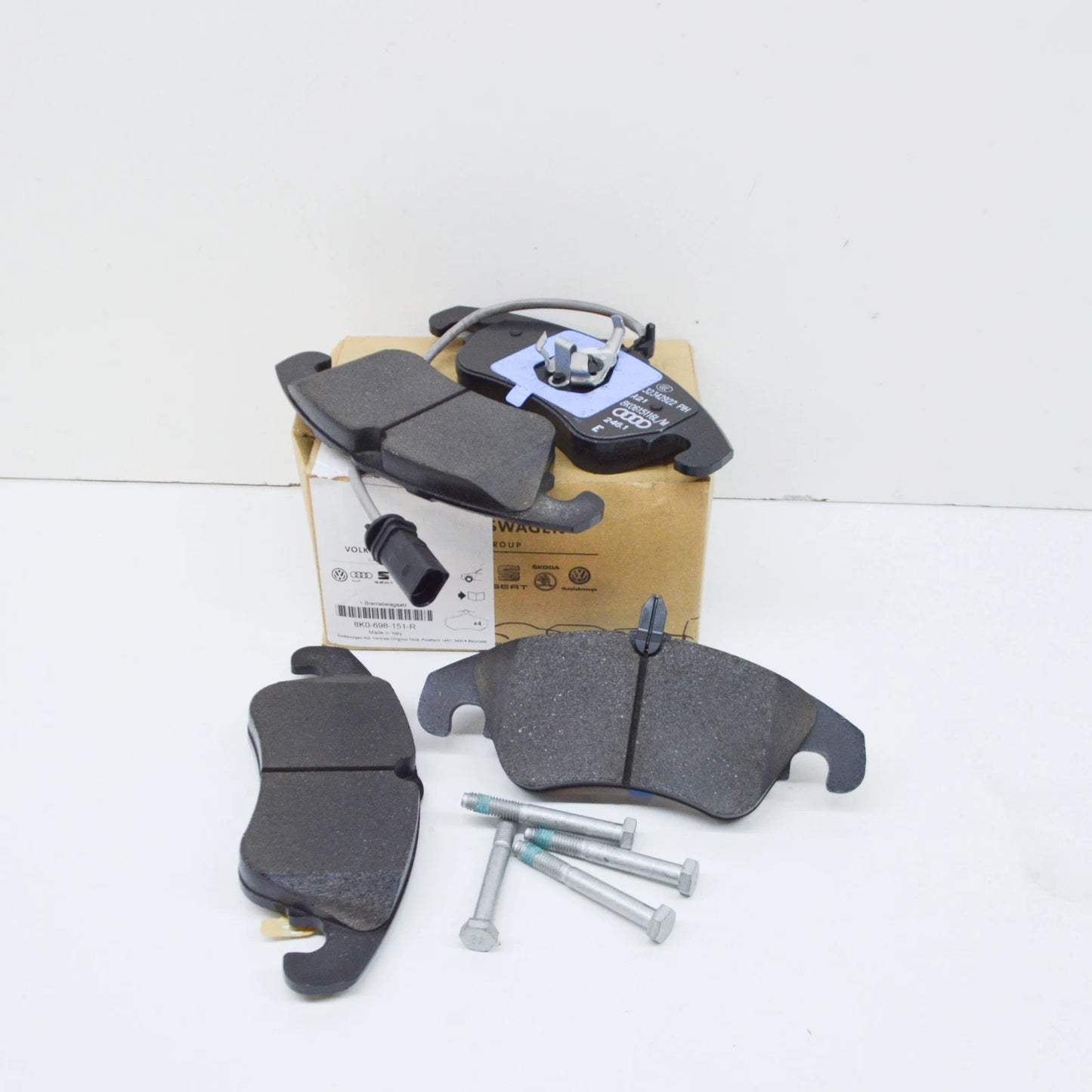 NEW AUDI A5 8T3 FRONT WHEEL BRAKE PAD SET 8K0698151R ORIGINAL