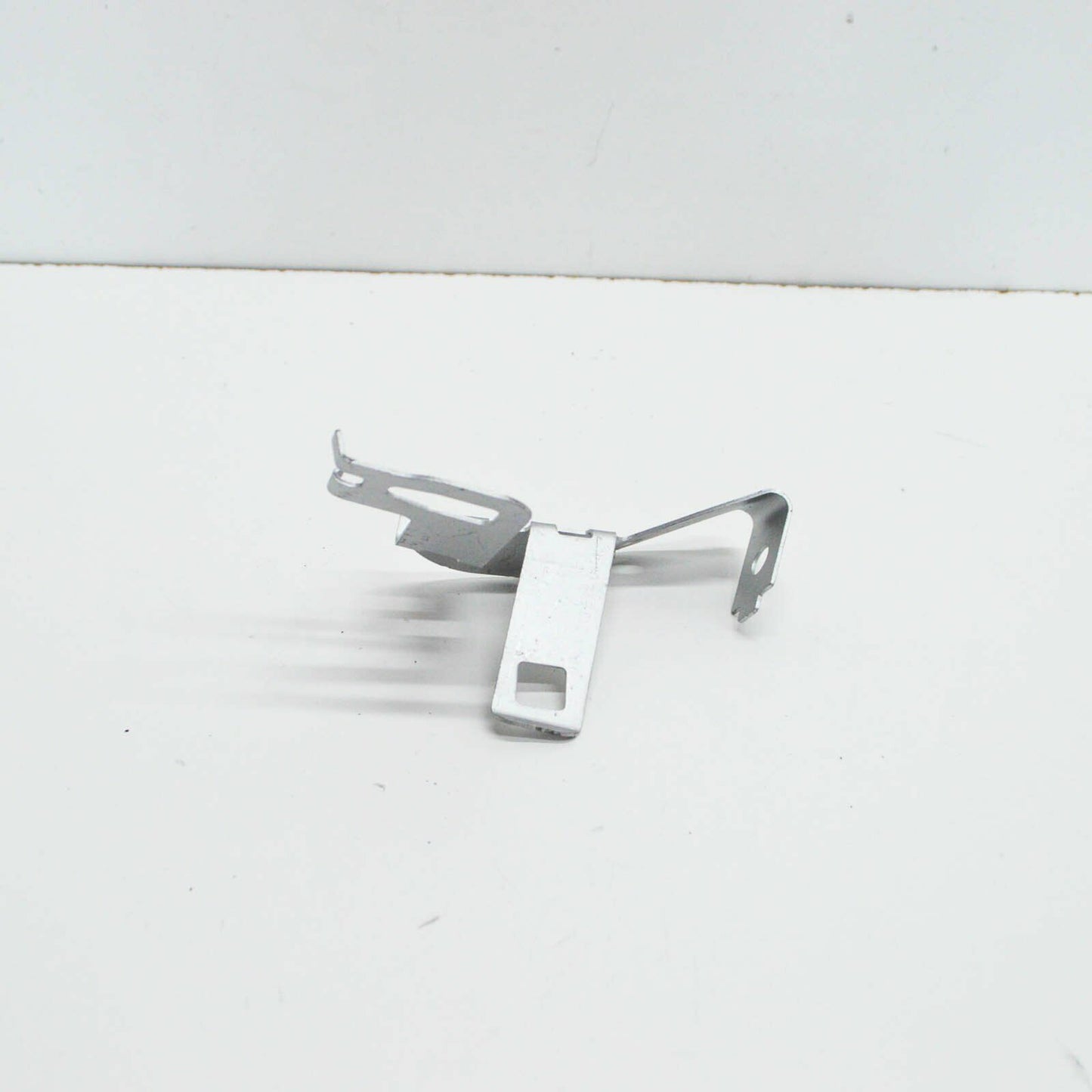 NEW MERCEDES-BENZ E W213 FRONT RIGHT UNDERTRAY BRACKET A2135240440 ORIGINAL