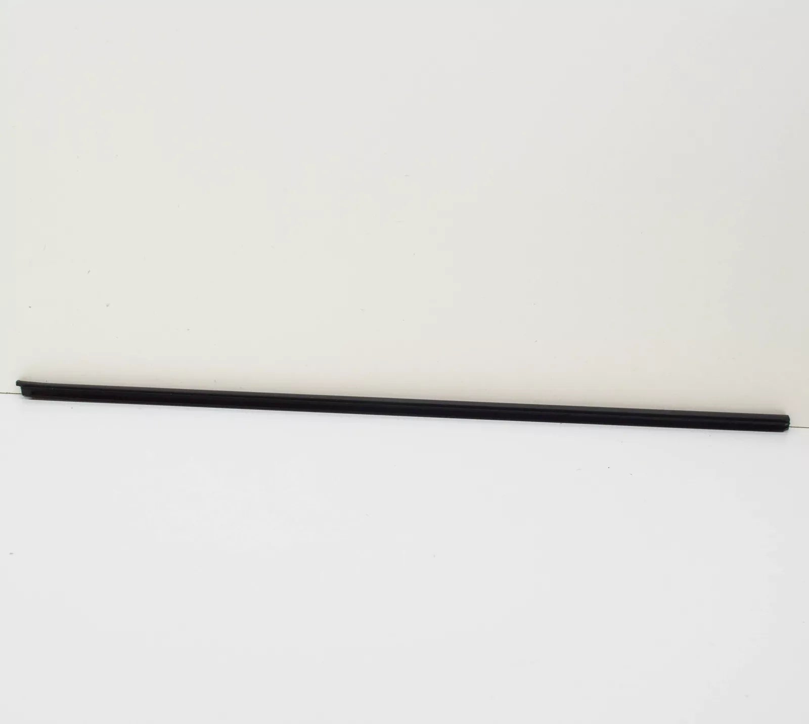 NEW BMW 1 E88 FRONT LEFT EXTERIOR DOOR CHANNEL COVER 7164937 51337164937