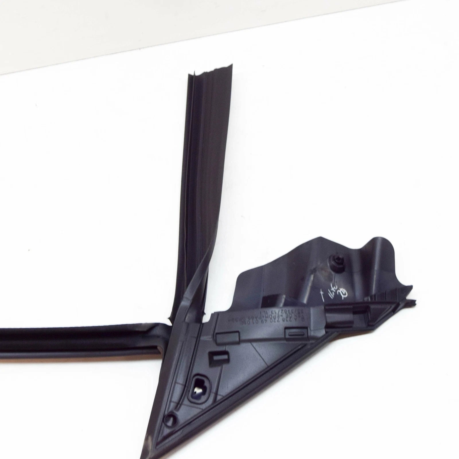 NEW MERCEDES-BENZ E A238 FRONT LEFT DOOR SEALING RUBBER A2387204901 2019