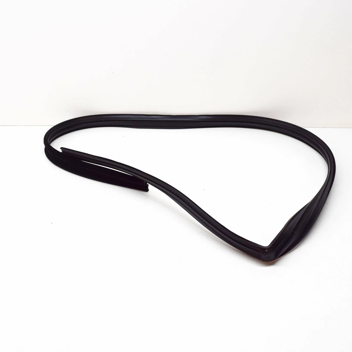 NEW MB E W124 FRONT LEFT DOOR WINDOW RUN SEALING A1247250725 ORIGINAL