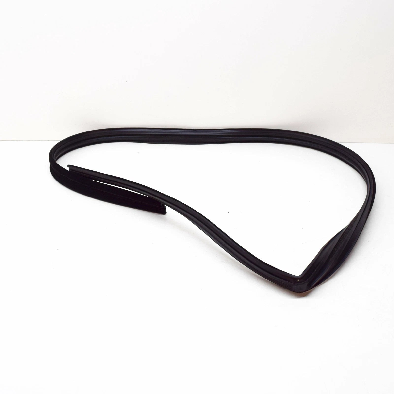 NEW MB E W124 FRONT LEFT DOOR WINDOW RUN SEALING A1247250725 ORIGINAL