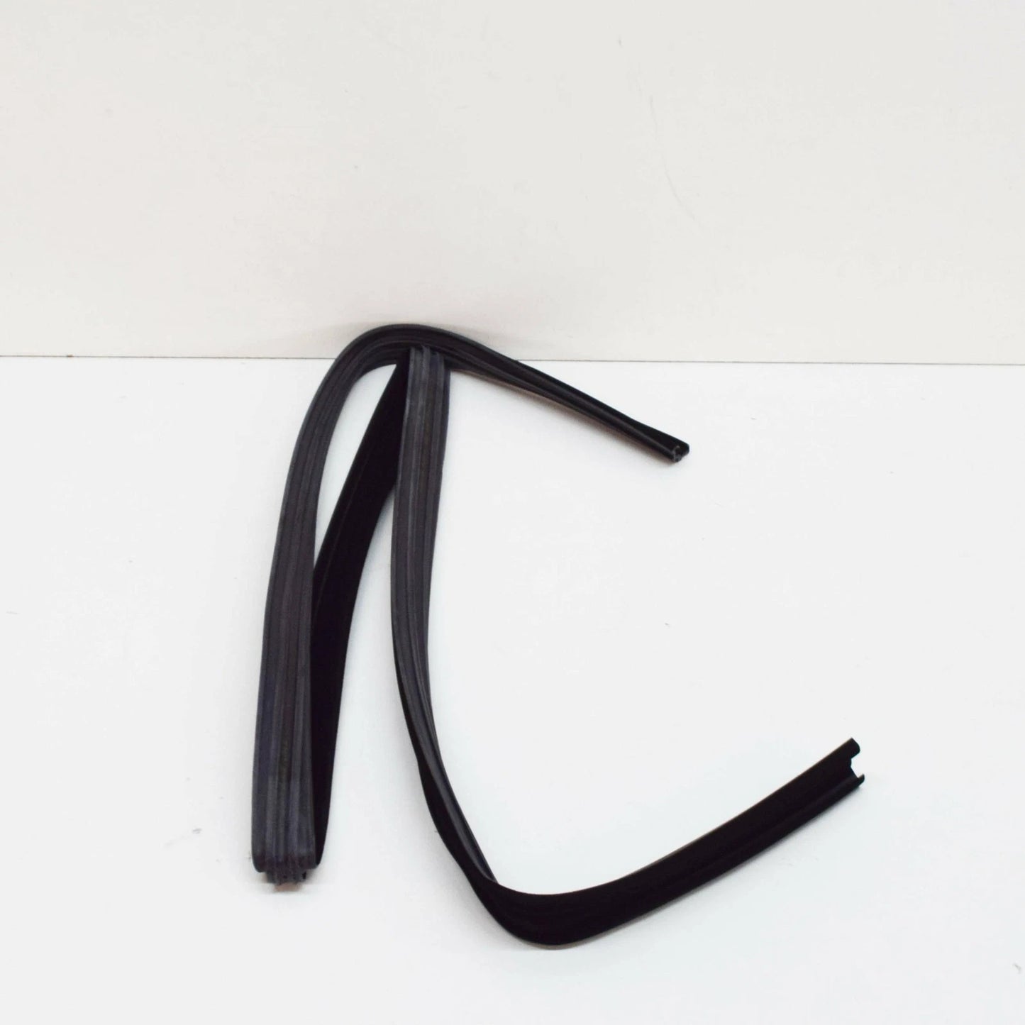 NEW MERCEDES-BENZ SALOON W123 REAR DOOR WINDOW RUN A1237350125