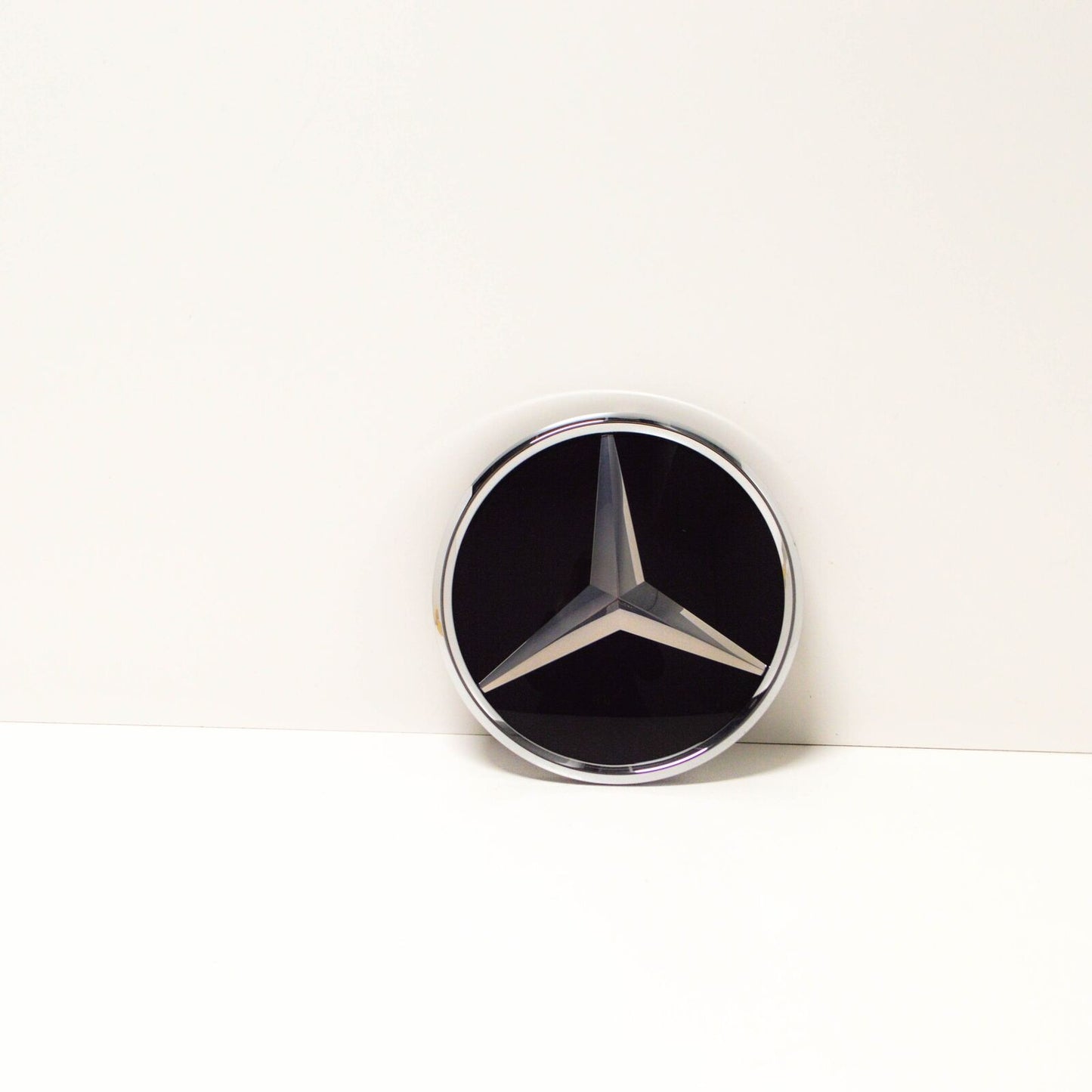 NEW MERCEDES-BENZ GLS-CLASS X166 FRONT EMBLEM BADGE A0008880111 ORIGINAL