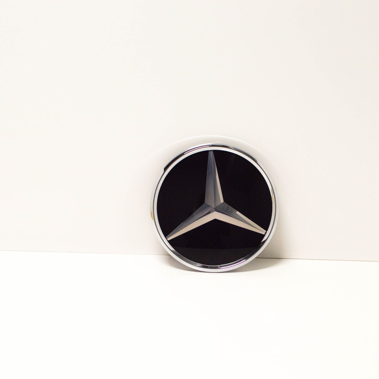 NEW MERCEDES-BENZ GLS-CLASS X166 FRONT EMBLEM BADGE A0008880111 ORIGINAL