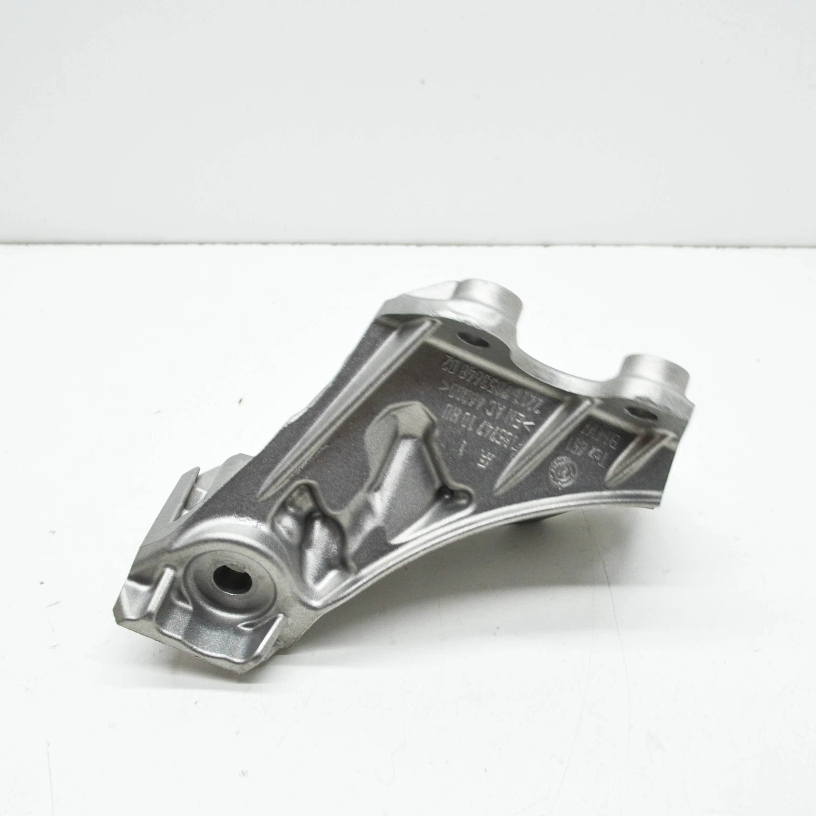 NEW BMW M5 F90 ENGINE BRACKET RIGHT SIDE 22117853648 7853648 ORIGINAL