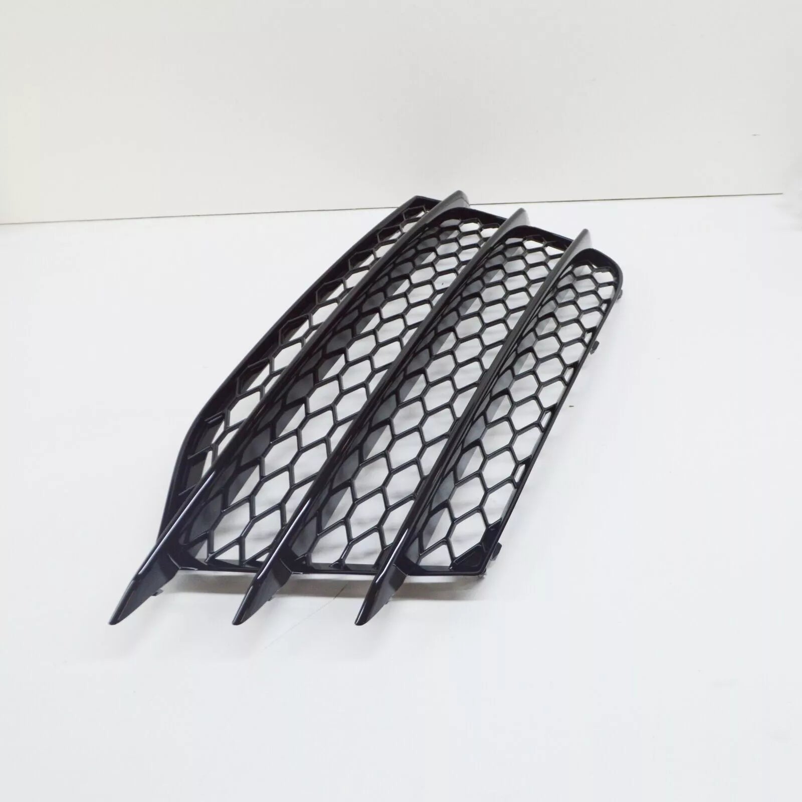 NEW AUDI TT 8J9 FRONT BUMPER RIGT BUMPER GRILLE 8J0807682GT94 GENUINE