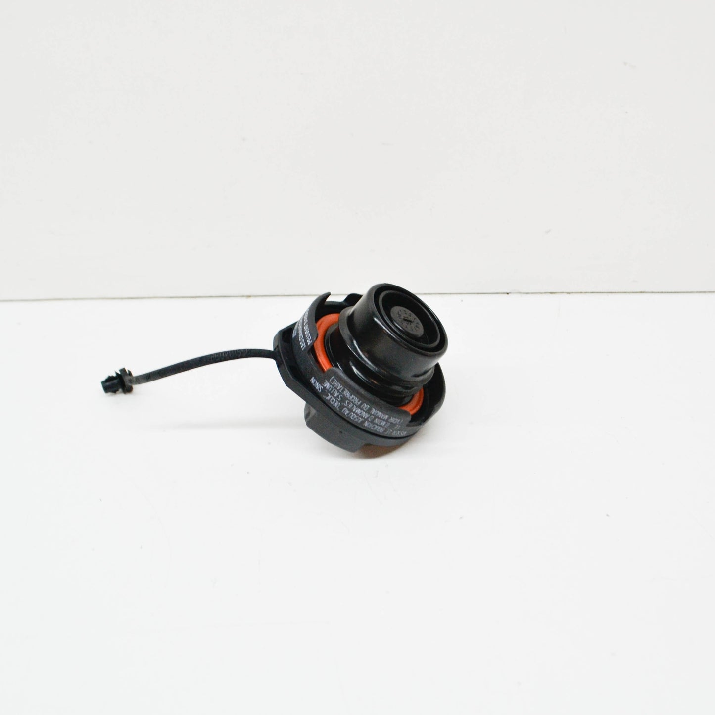 NEW AUDI A8 D3 GAS CAP WITH STRAP 4E0201550B ORIGINAL