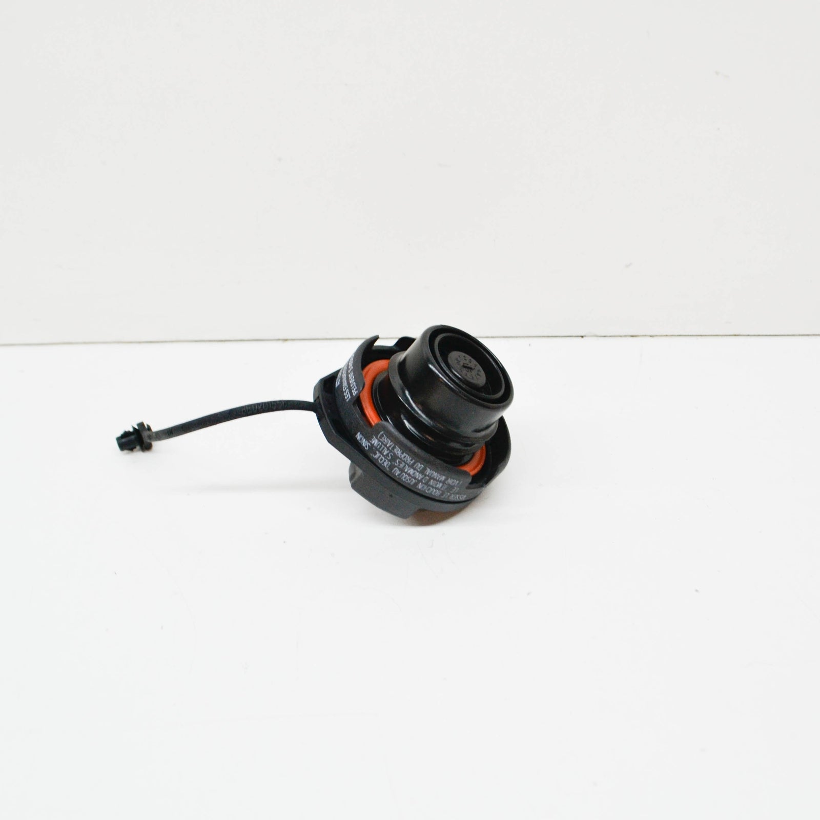 NEW AUDI A8 D3 GAS CAP WITH STRAP 4E0201550B ORIGINAL