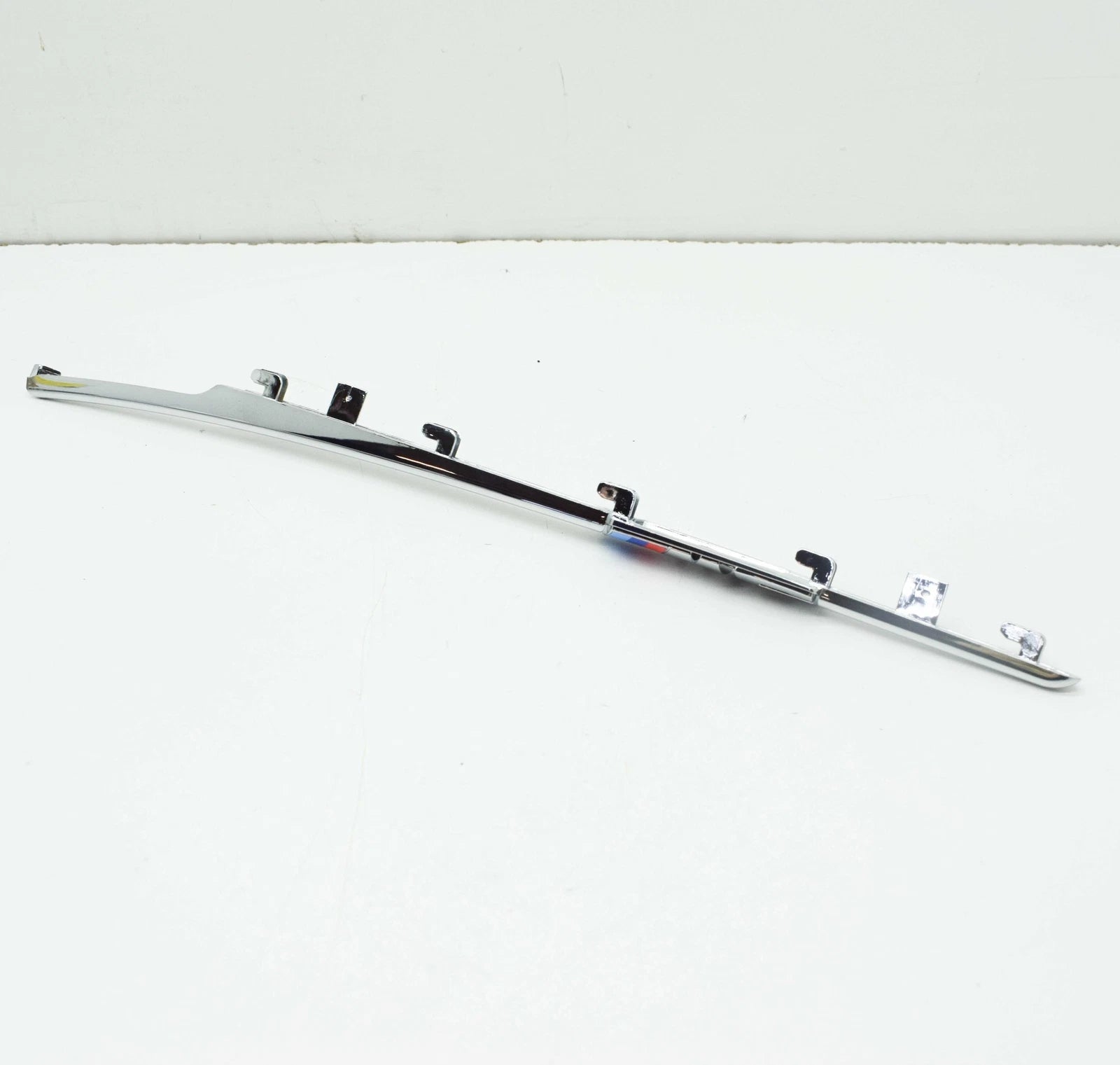 NEW BMW 6 M6 E63 LEFT WING FENDER M6 BADGE 51137906525 7906525 OEM