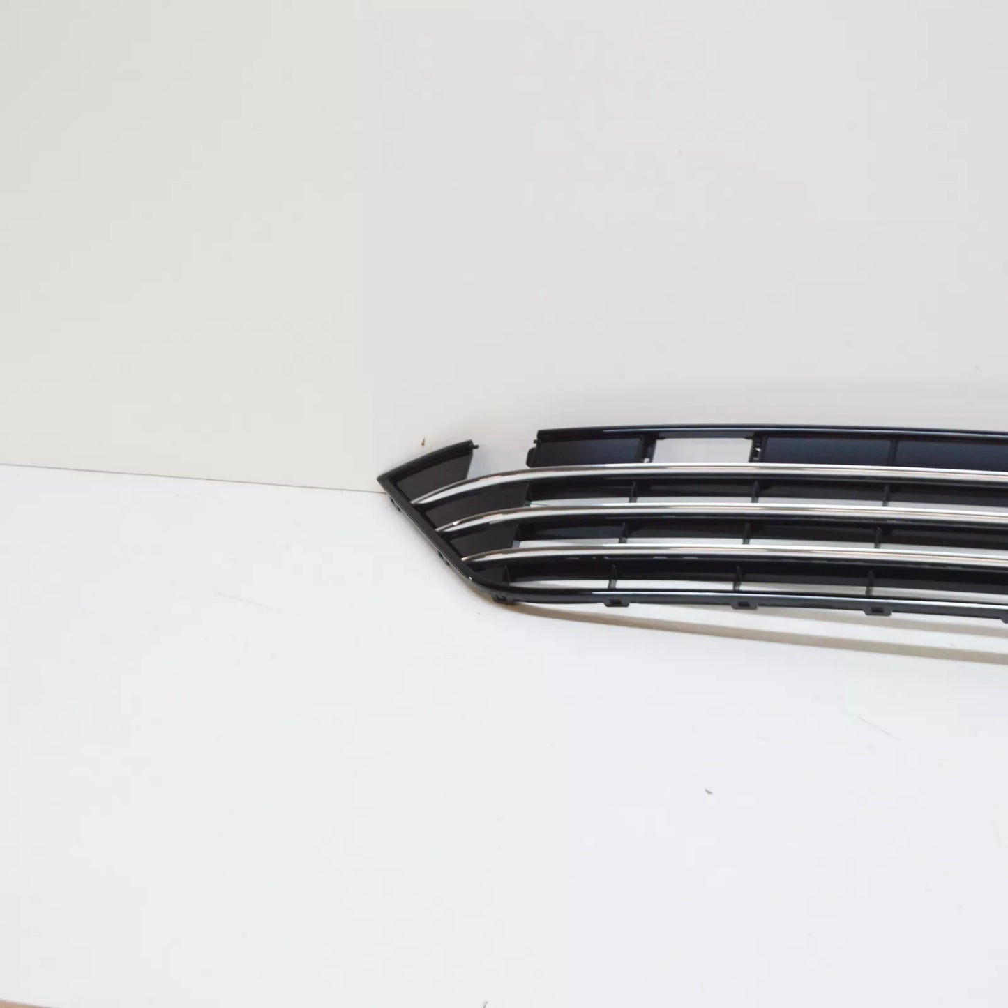 NEW VW TOUAREG 7L FRONT BUMPER LOWER CENTER GRILLE 7P6853671J041 ORIGINAL