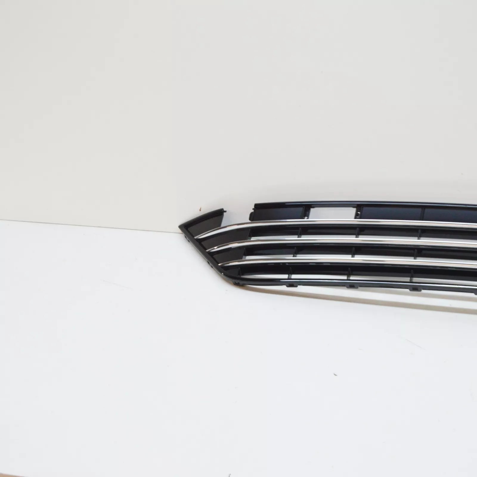 NEW VW TOUAREG 7L FRONT BUMPER LOWER CENTER GRILLE 7P6853671J041 ORIGINAL