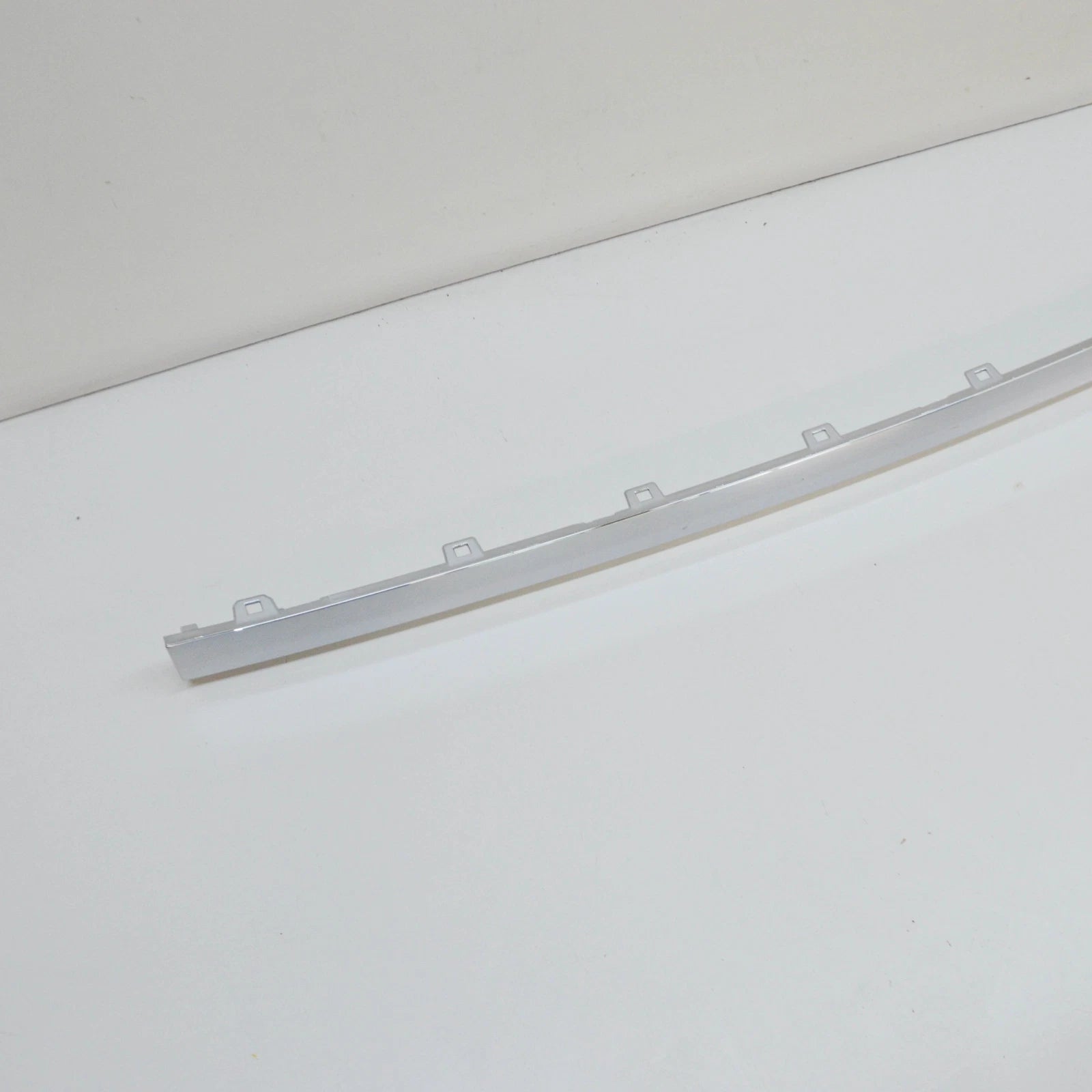 NEW VOLKSWAGEN TOUAREG CR7 REAR BUMPER CENTER MOLDING 760853835 ORIGINAL