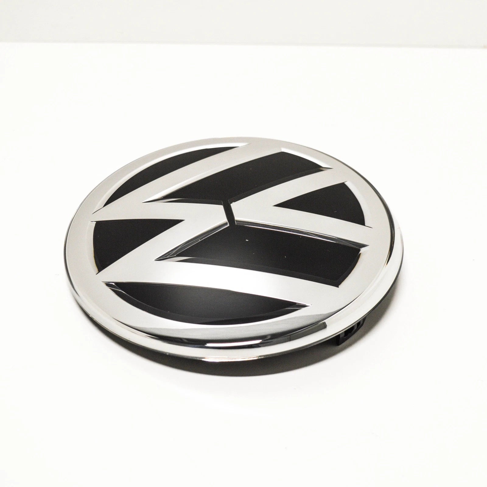 NEW VW TIGUAN MK2 FRONT BUMPER RADIATOR GRILLE EMBLEM BADGE 5NA853601JZA OEM