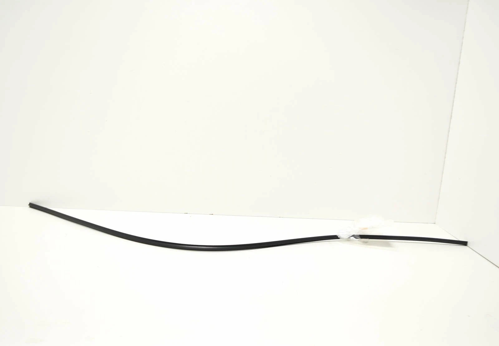 NEW BMW 3 E30 REAR WINDOW MOLDING TRIM LOWER 51311968448 1968448 ORIGINAL