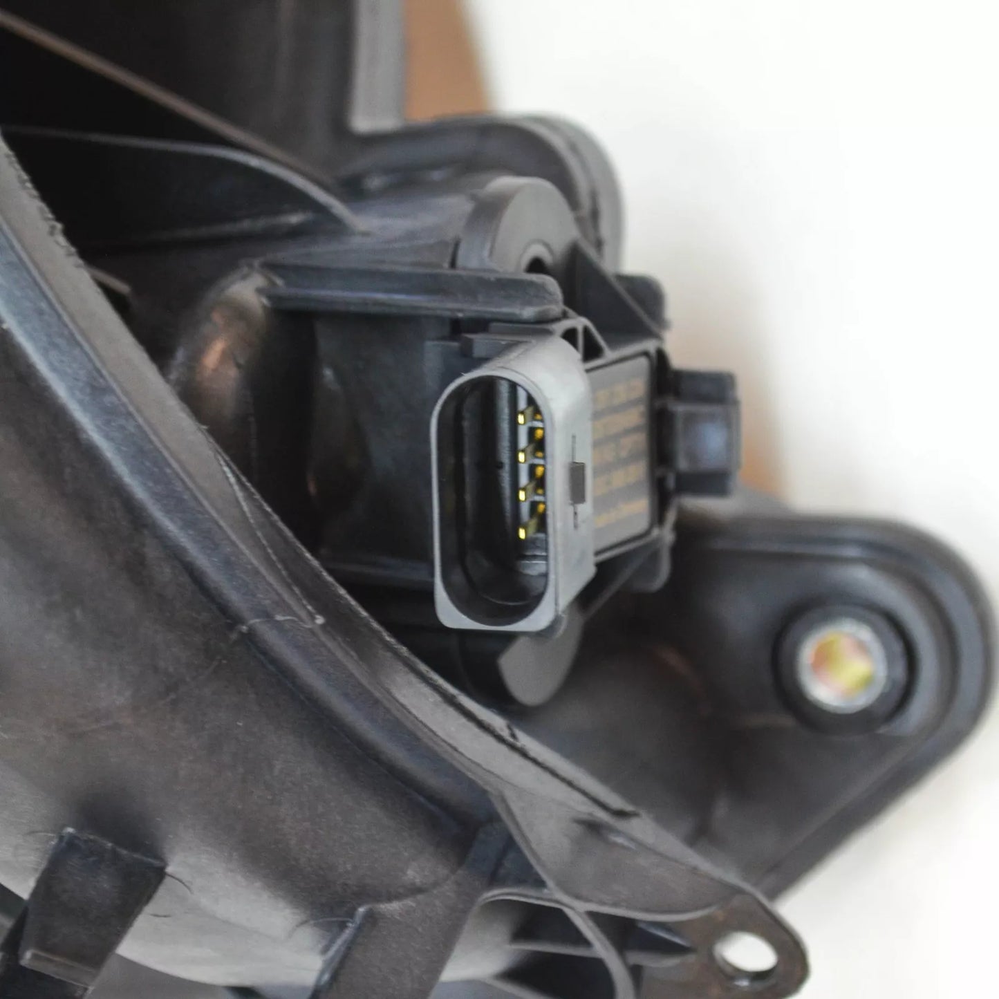 NEW VOLKSWAGEN UP INTAKE MANIFOLD 04C133201Q ORIGINAL