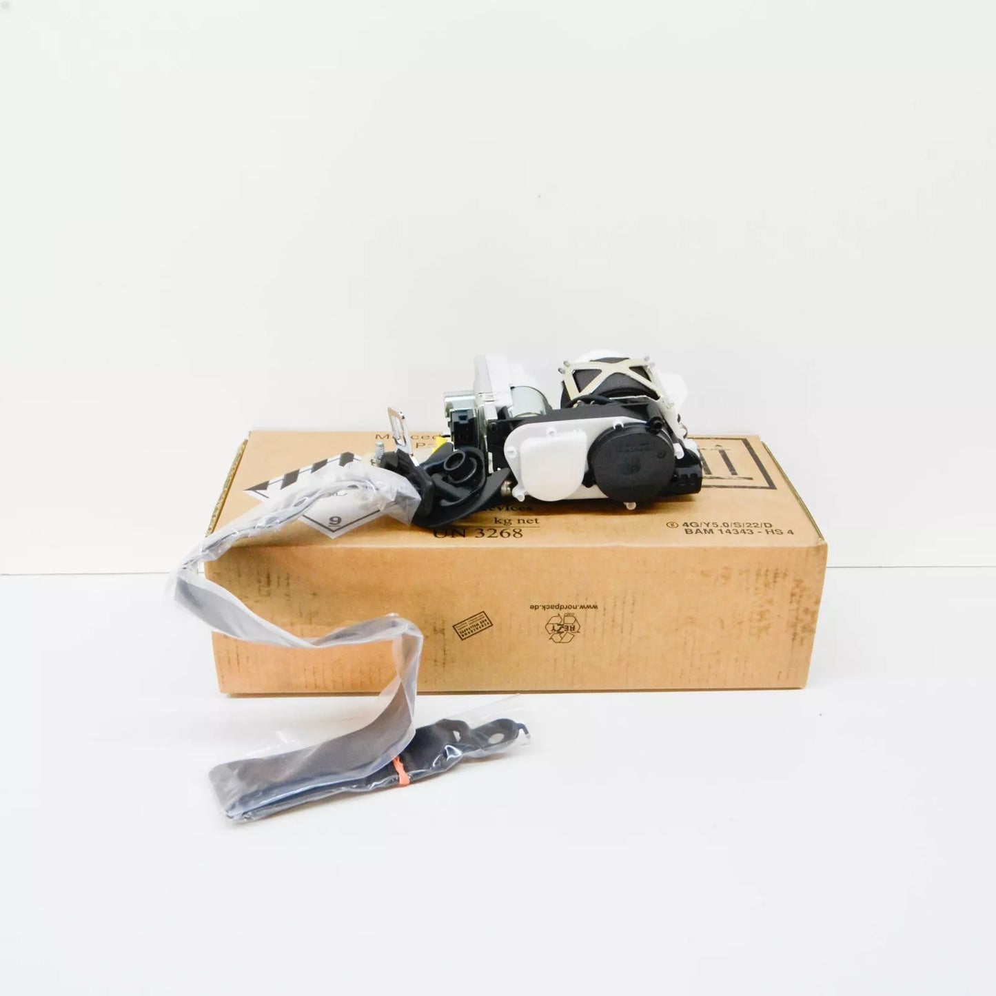 NEW MERCEDES-BENZ GLE W166 FRONT LEFT SEAT BELT A16686013008T44 ORIGINAL