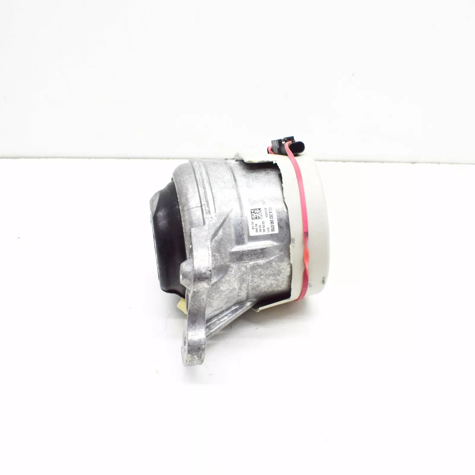 NEW MERCEDES-BENZ GLC C253 FRONT LEFT SIDE ENGINE MOUNT A2532400700 ORIGINAL