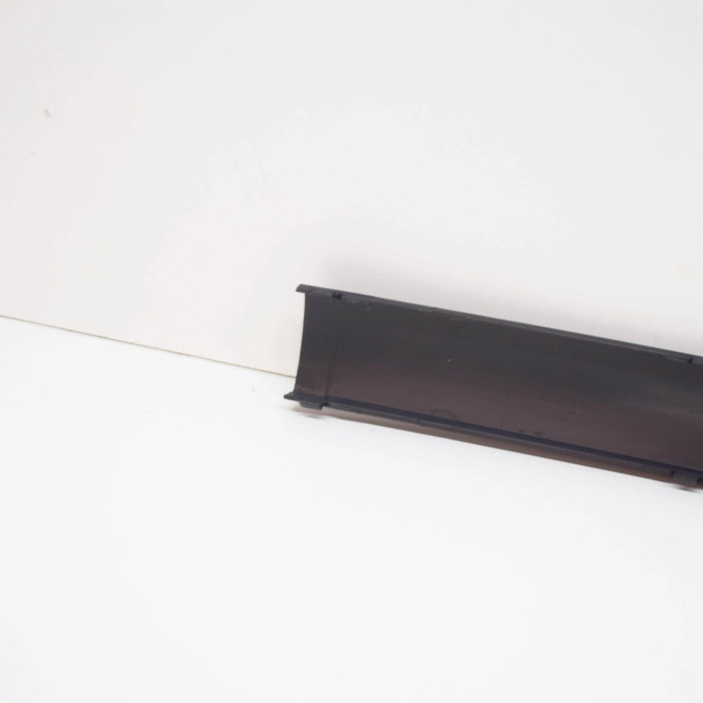 NEW BMW 3 E36 REAR BUMPER CENTER MOULDING 51121960725 1960725 ORIGINAL