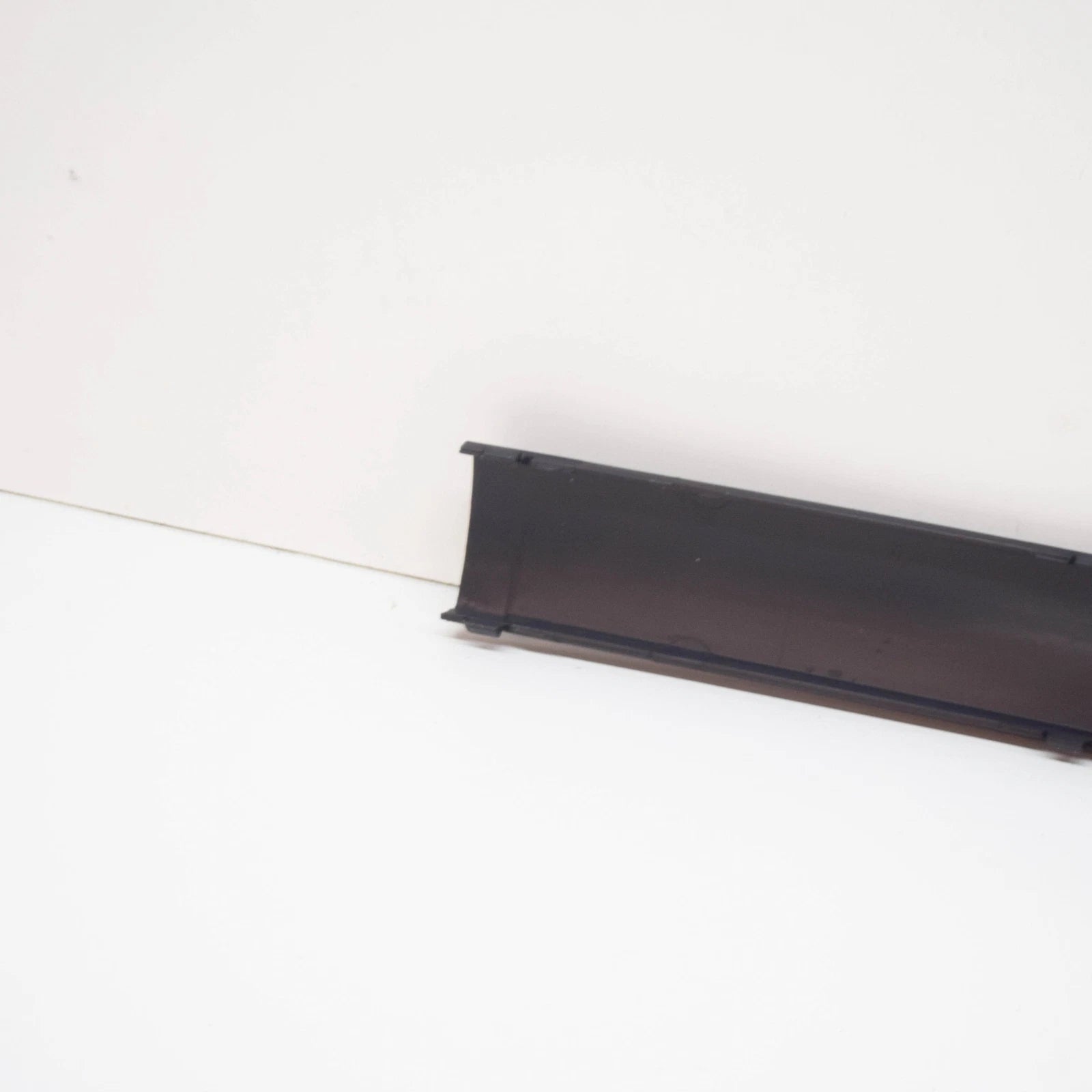 NEW BMW 3 E36 REAR BUMPER CENTER MOULDING 51121960725 1960725 ORIGINAL