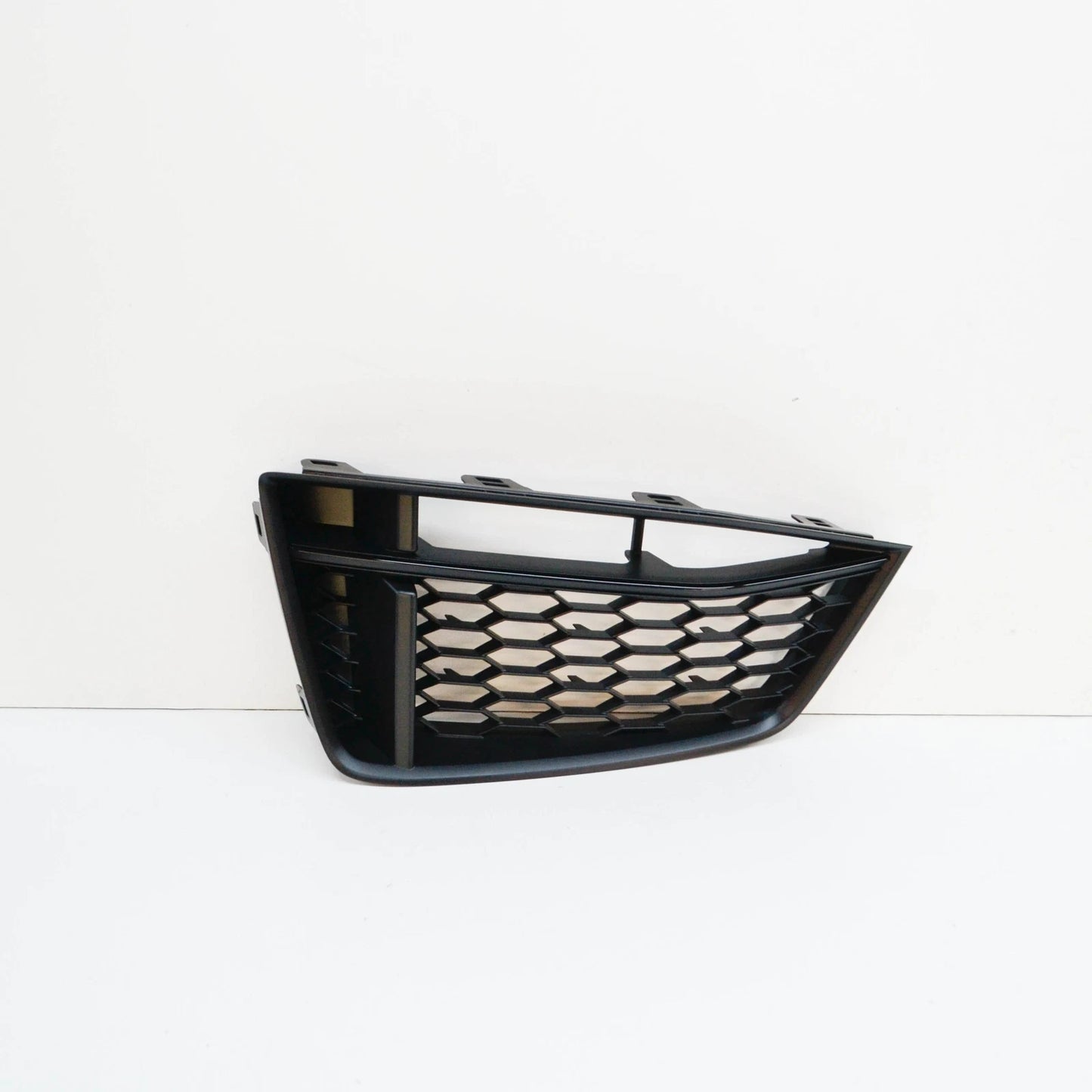 NEW AUDI TT FV FRONT LEFT AIR GUIDE GRILLE 8S0807681B T94 8S0807681BT94