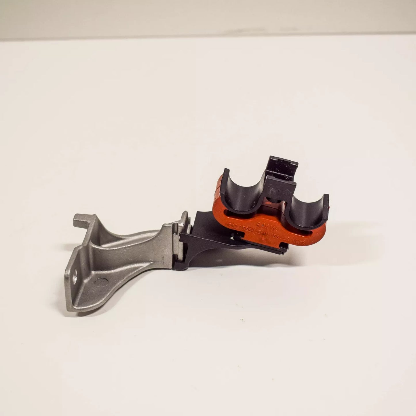 NEW BMW 5 GT F07 ENGINE OIL COOLER LINE BRACKET 17227586892 ORIGINAL