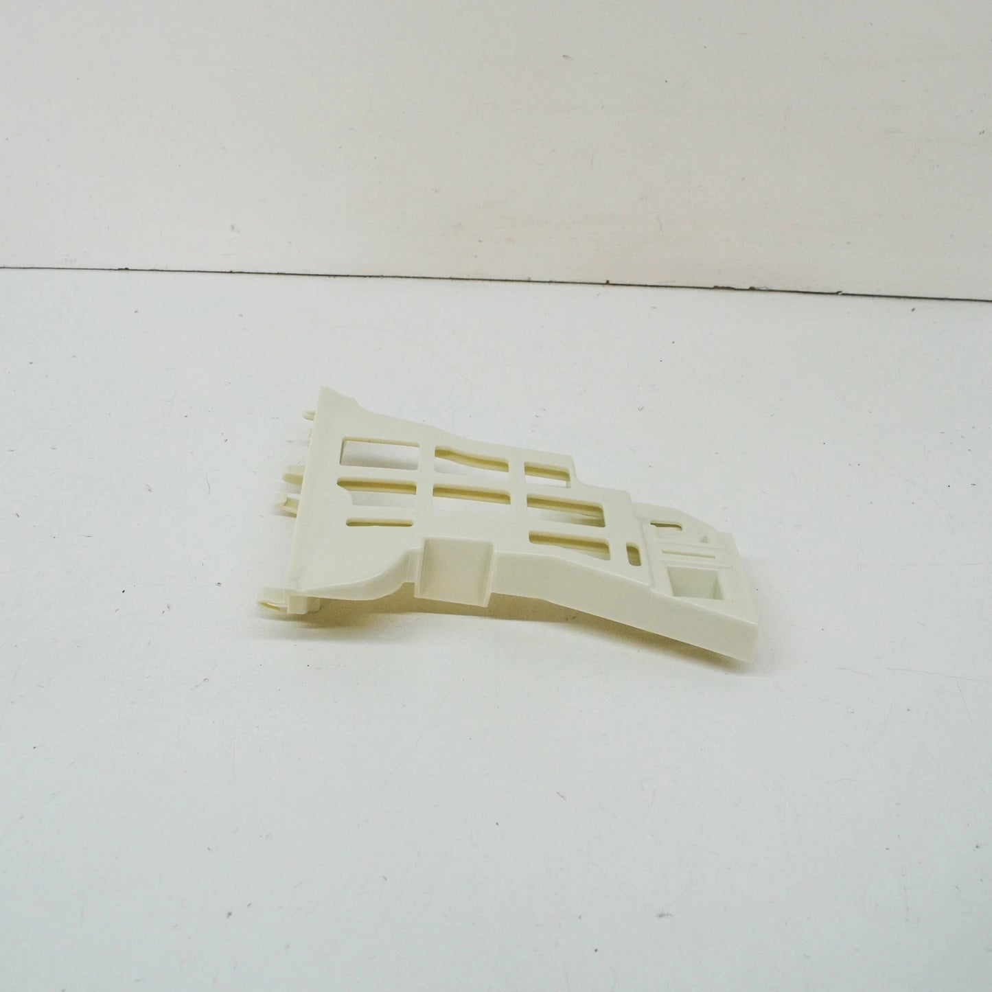 NEW BMW 7 G11 G12 FRONT RIGHT BUMPER BOTTOM GUIDE 51117475193 7475193 ORIGINAL