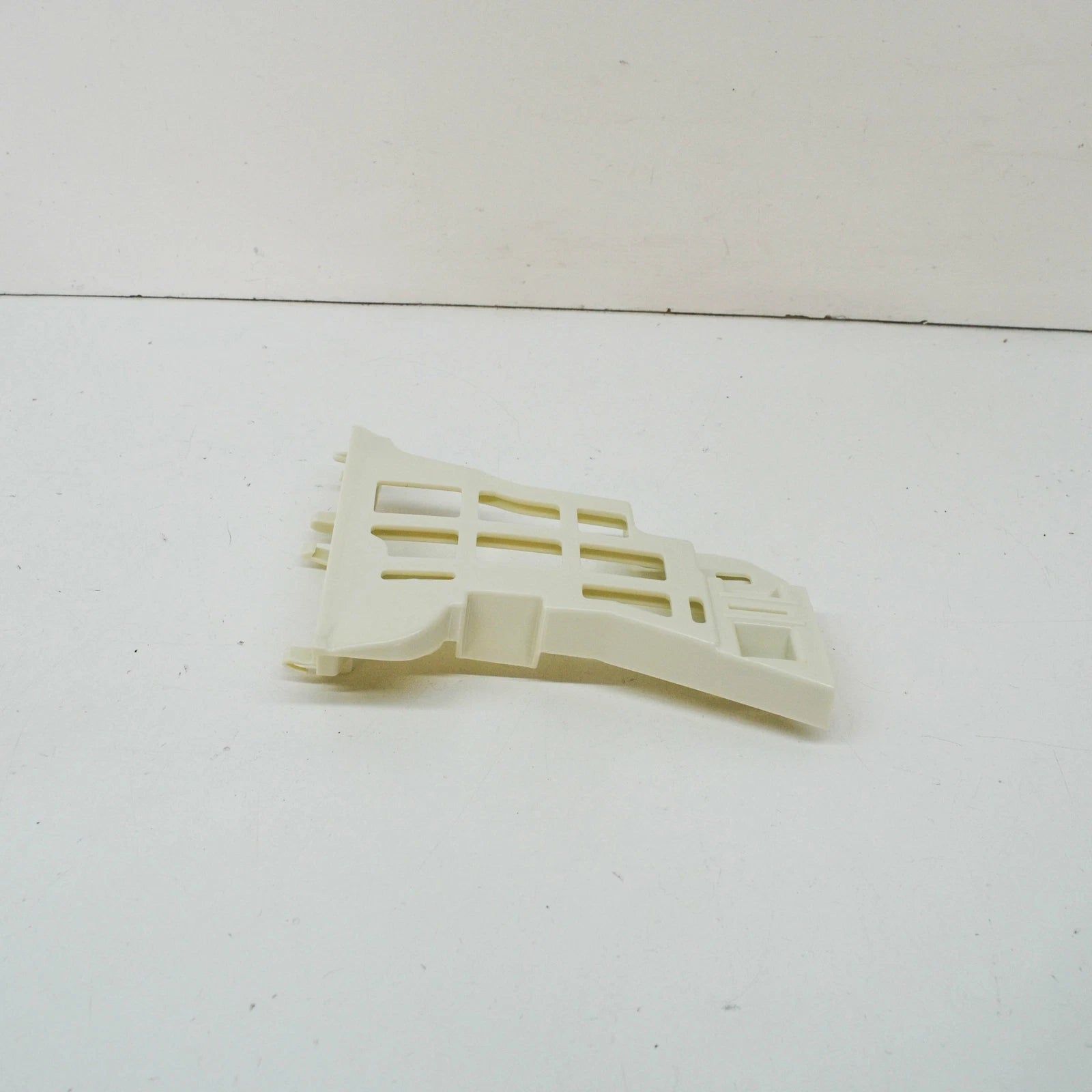 NEW BMW 7 G11 G12 FRONT RIGHT BUMPER BOTTOM GUIDE 51117475193 7475193 ORIGINAL