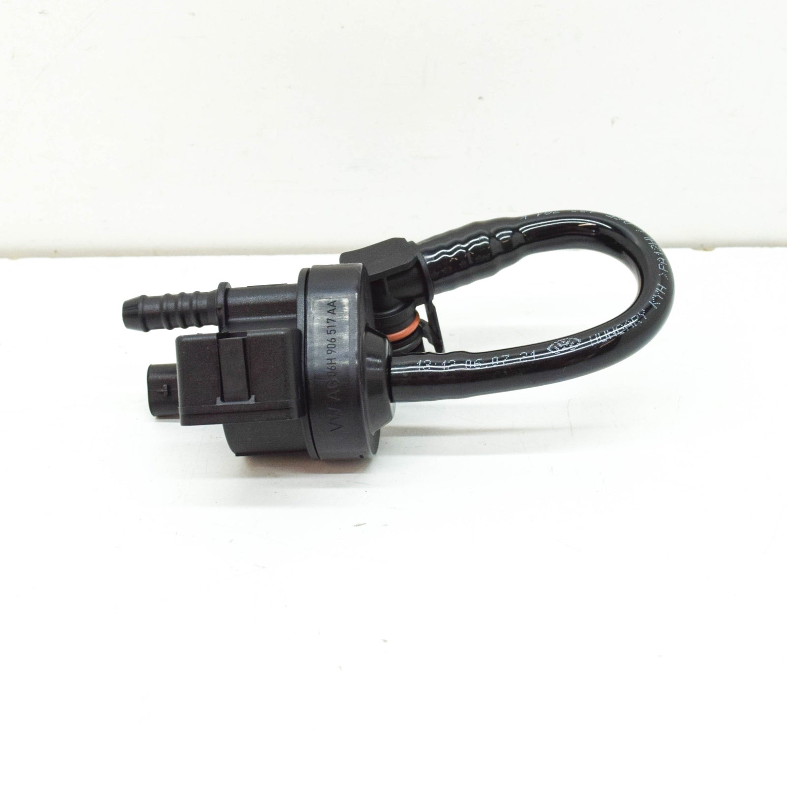 NEW AUDI A4 B8 CONNECTING TUBE WITH AKF VALVE 06E133781K ORIGINAL