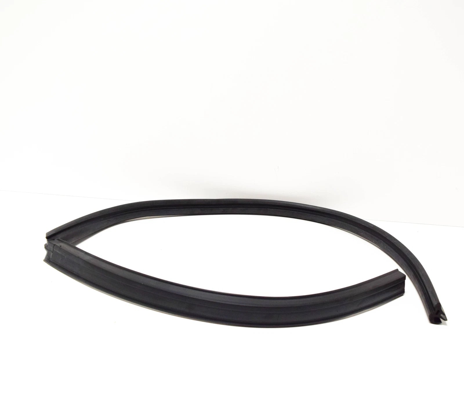 NEW BMW 1502 LEFT VENT WINDOW SEAL 51367441112 7441112 ORIGINAL