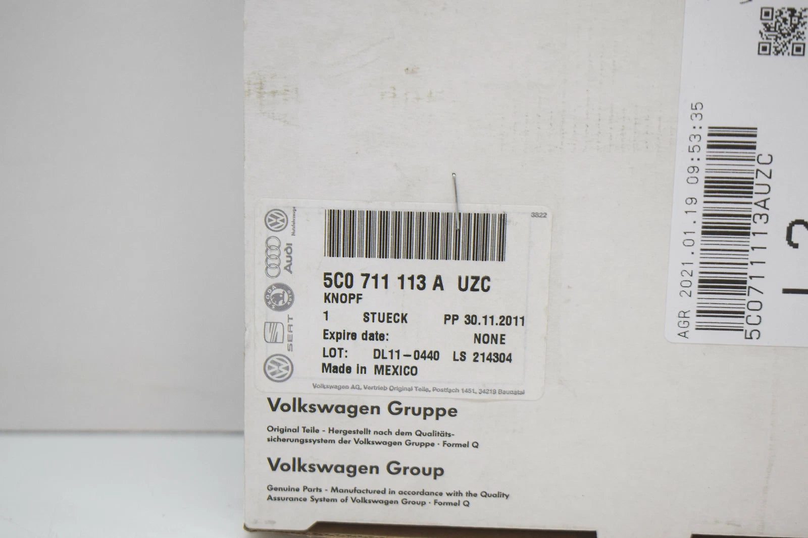 NEW VOLKSWAGEN BEETLE A5 GEAR SHIFT KNOB WITH BOOT 5C0711113AUZC