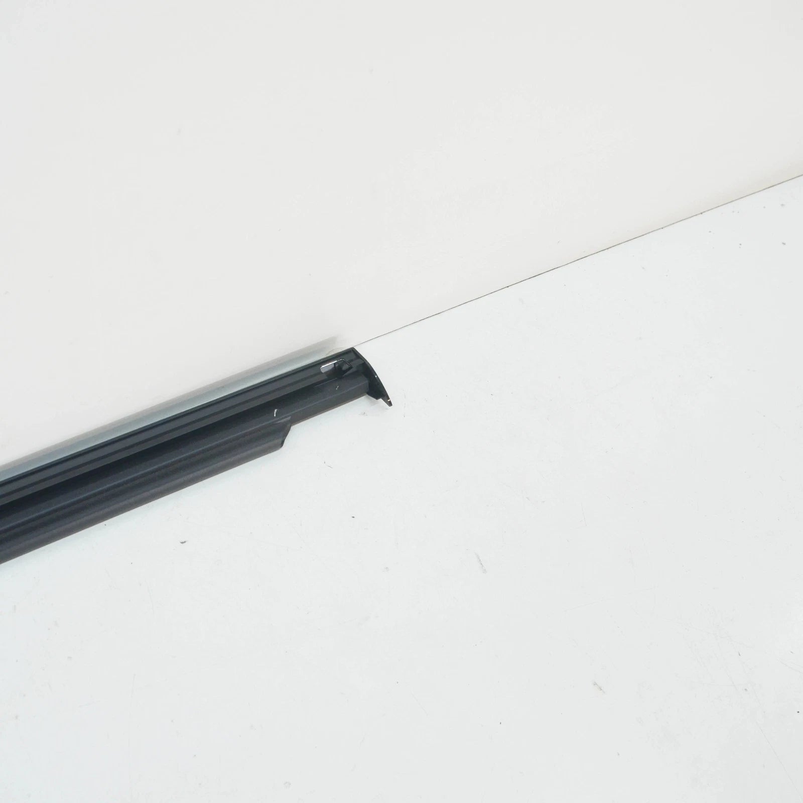 NEW MERCEDES-BENZ GL X164 REAR RIGHT SIDE WINDOW MOLDING A1646905480 ORIGINAL