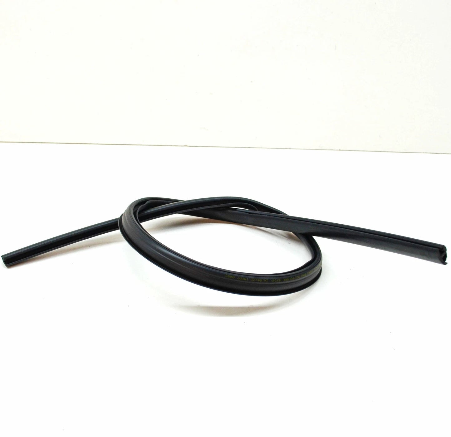 NEW MERCEDES-BENZ GLK X204 FRONT WINDSHIELD TOP SEAL A2046710420 ORIGINAL