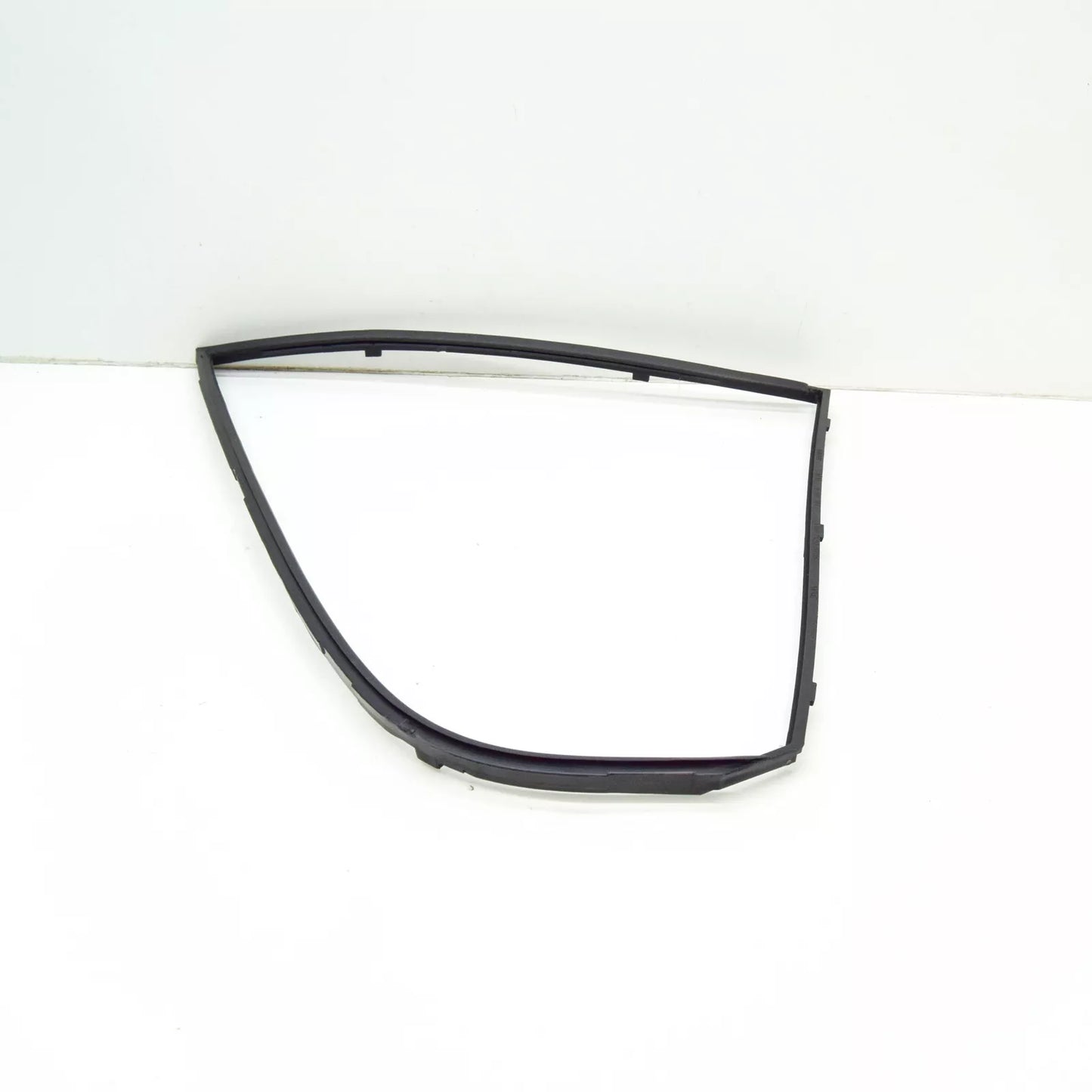 NEW BMW 5 E39 REAR RIGHT DOOR QUARTER WINDOW FRAME 51348186184 8186184 ORIGINAL