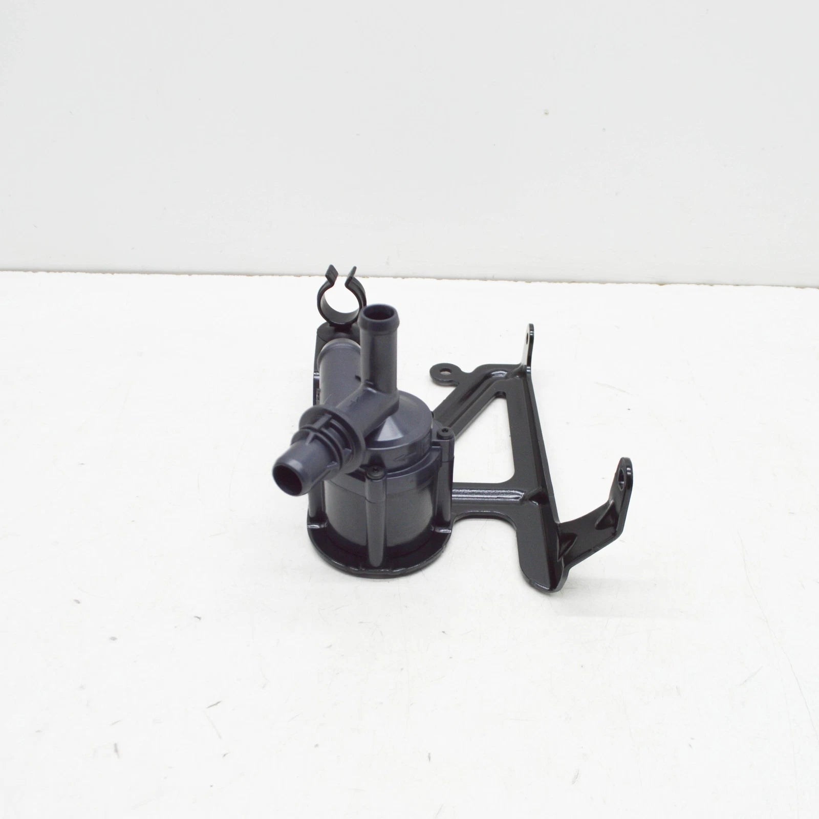 NEW BMW 1 F20 ADDITIONAL WATER PUMP 11515A36585 ORIGINAL