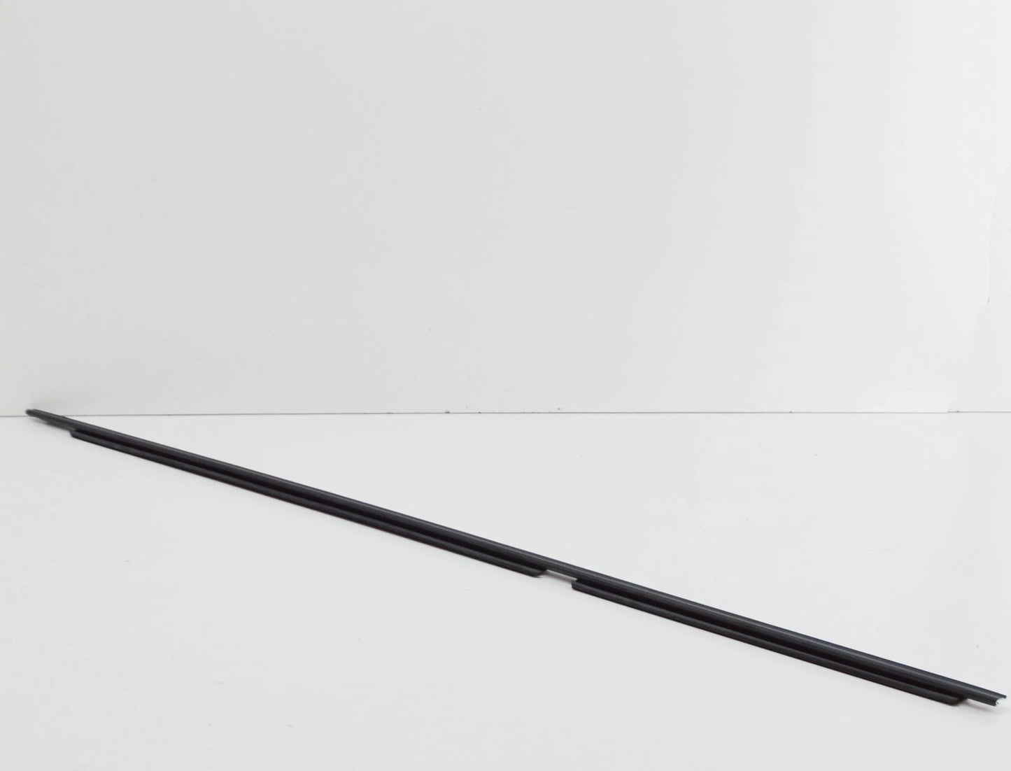 NEW BMW 5 E39 REAR RIGHT OUTER WINDOW SEAL 51228189276 8189276 ORIGINAL