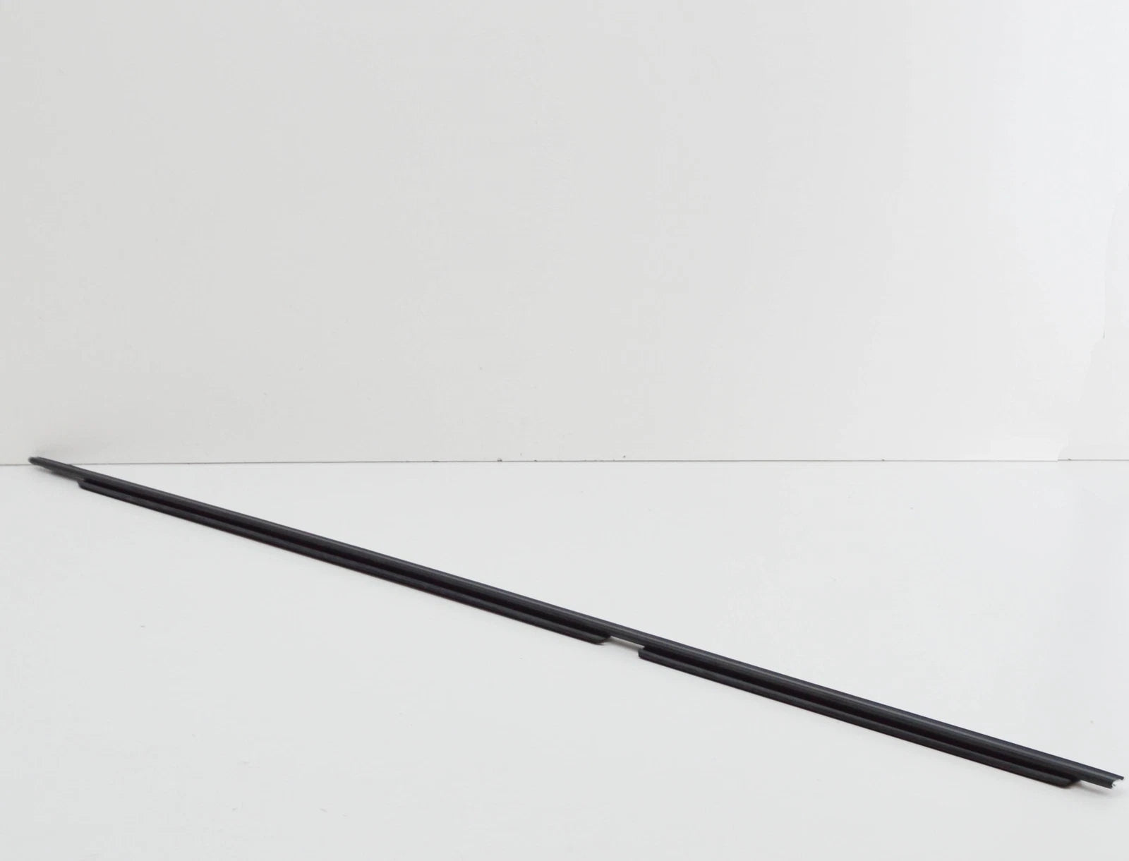 NEW BMW 5 E39 REAR RIGHT OUTER WINDOW SEAL 51228189276 8189276 ORIGINAL